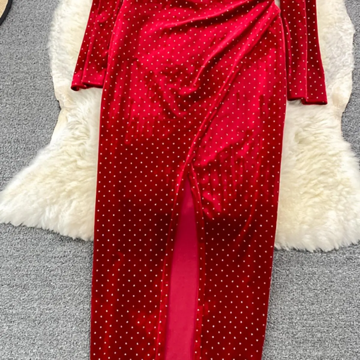 Abito aderente da festa in velluto a pois nero/rosso autunno inverno. Abiti vintage con scollo a V e maniche lunghe a vita alta