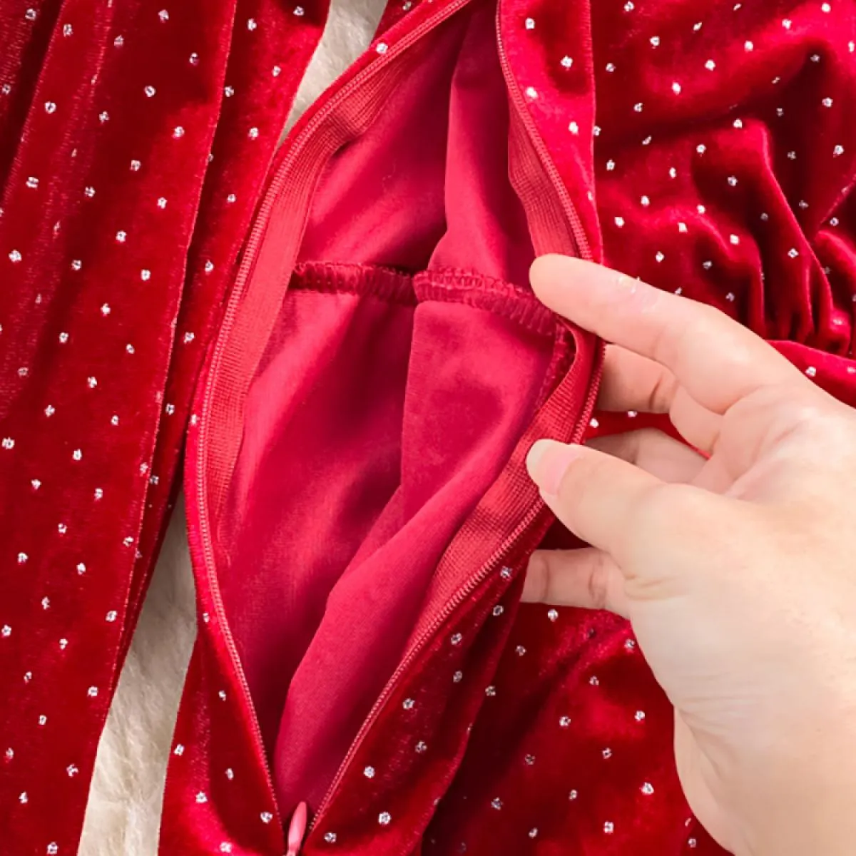 Abito aderente da festa in velluto a pois nero/rosso autunno inverno. Abiti vintage con scollo a V e maniche lunghe a vita alta