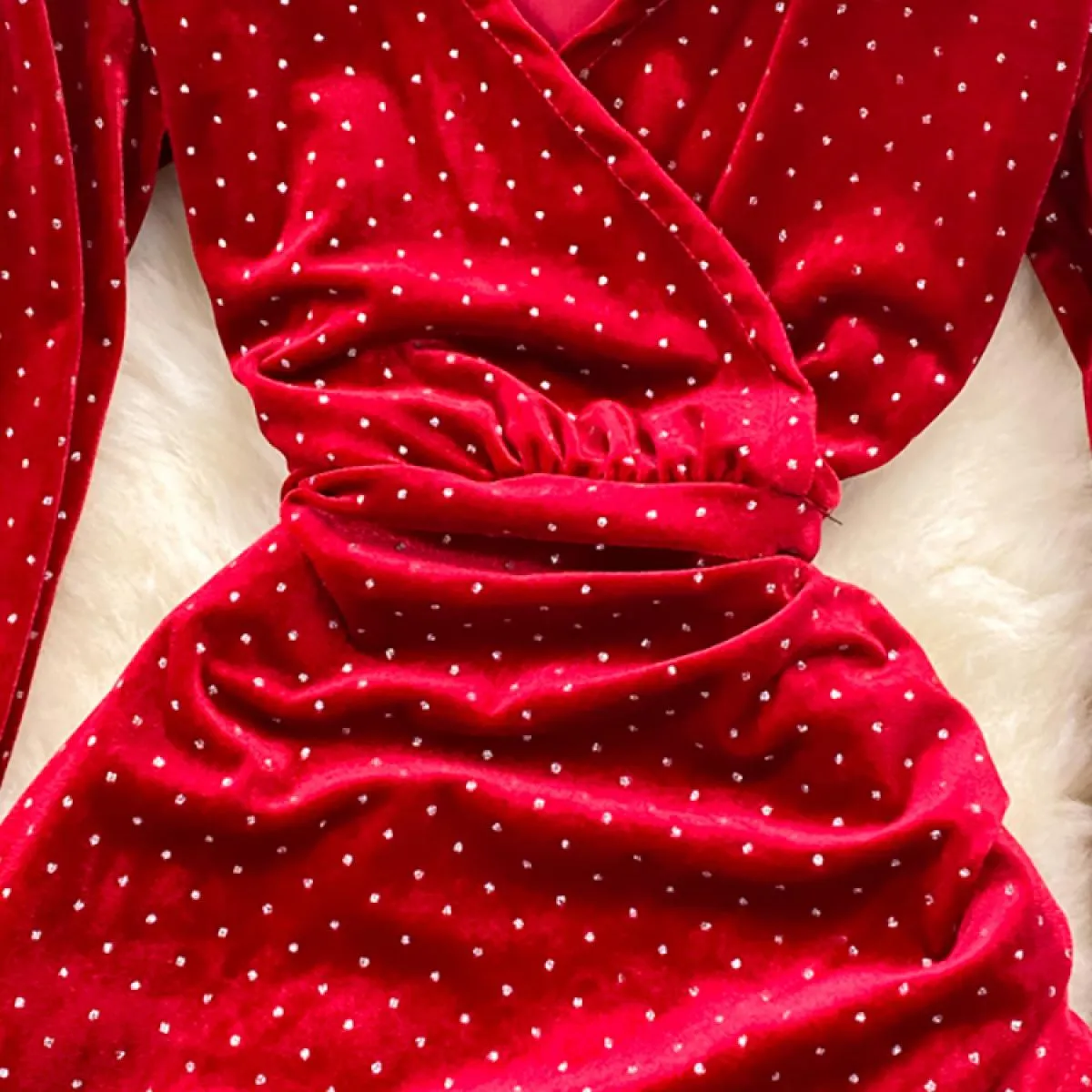 Abito aderente da festa in velluto a pois nero/rosso autunno inverno. Abiti vintage con scollo a V e maniche lunghe a vita alta