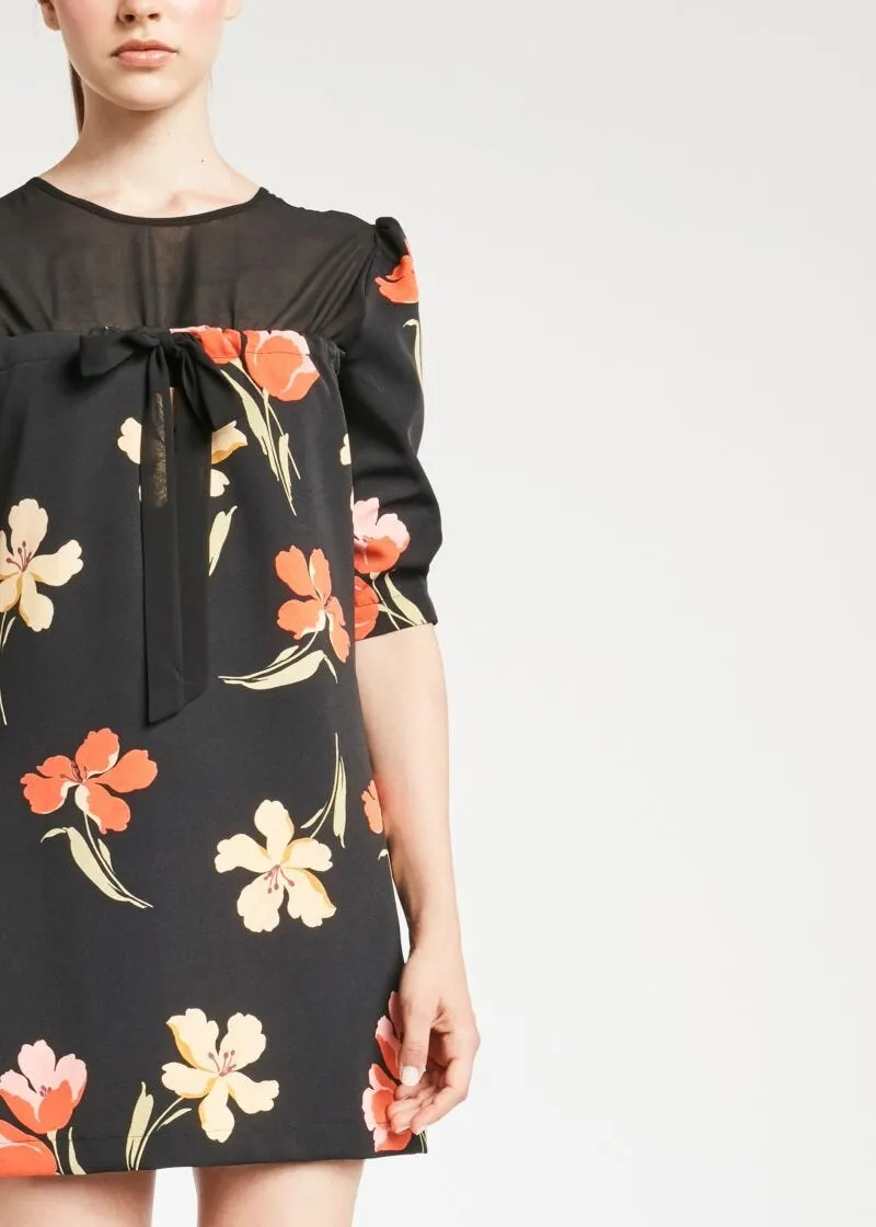 Abito con carré in tulle