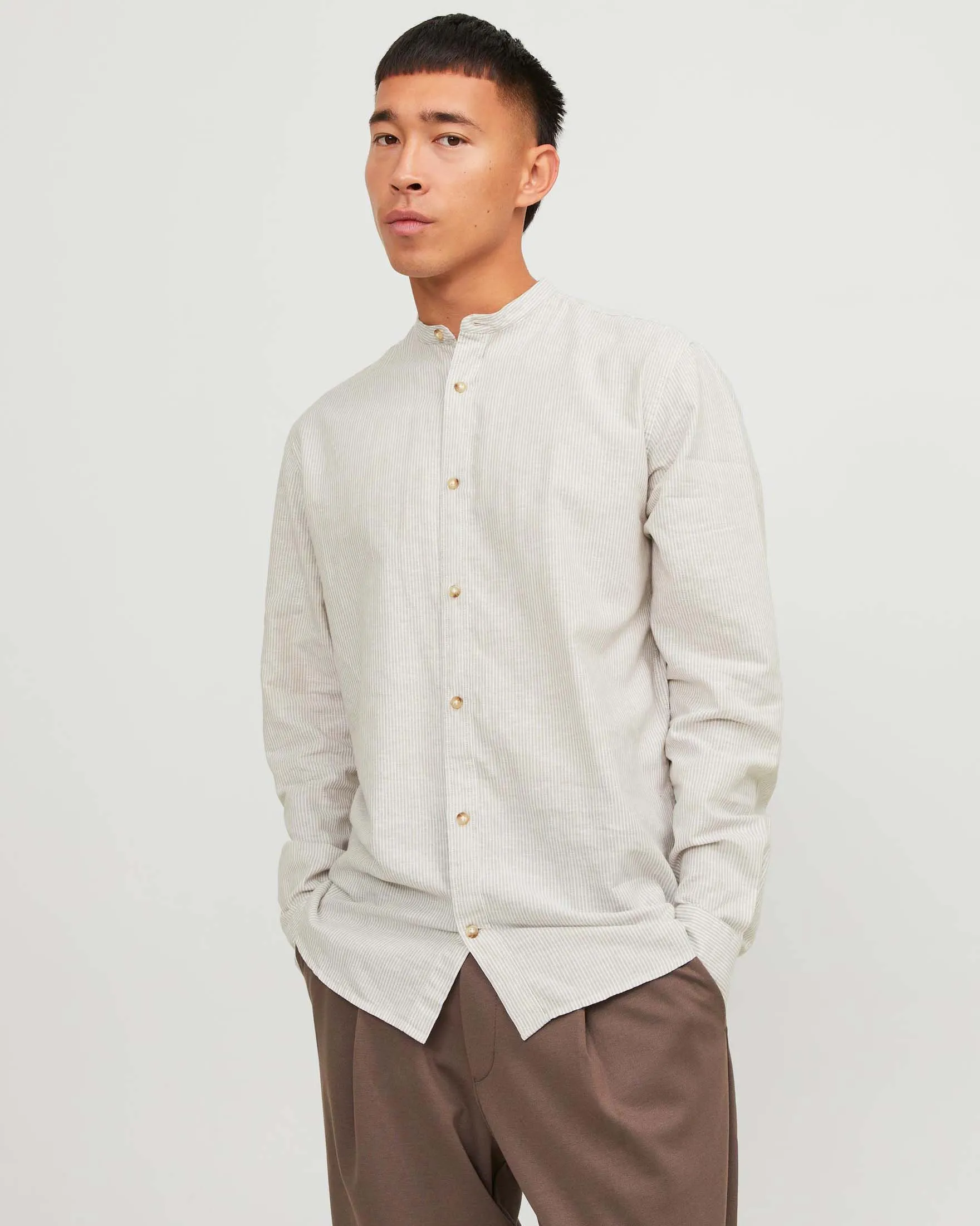 Camicia beige a righe bianche in cotone e lino comfort-fit con colletto alla coreana