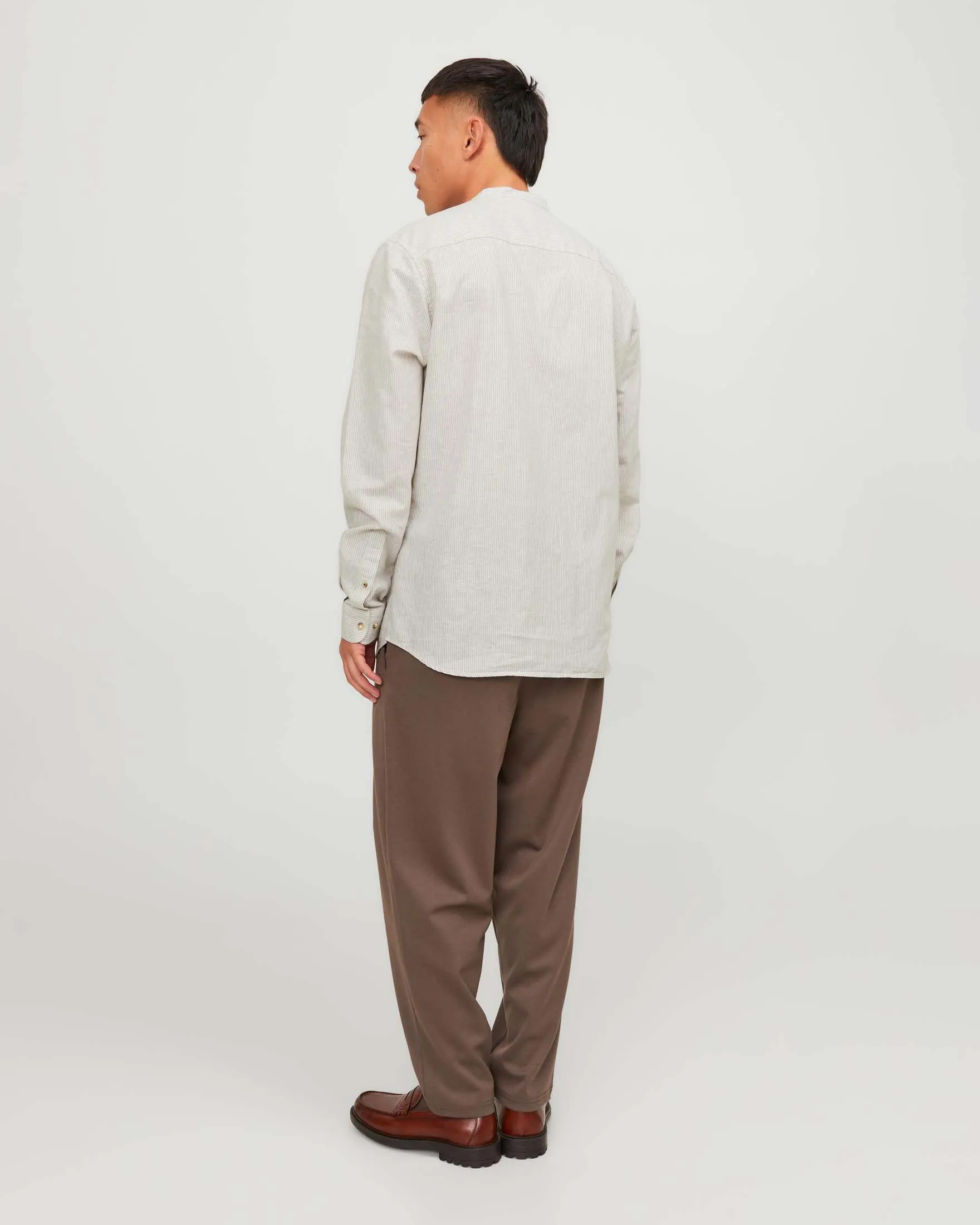 Camicia beige a righe bianche in cotone e lino comfort-fit con colletto alla coreana