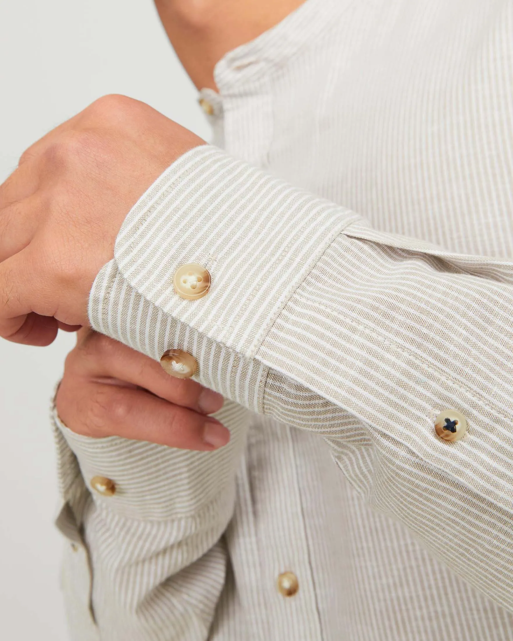 Camicia beige a righe bianche in cotone e lino comfort-fit con colletto alla coreana