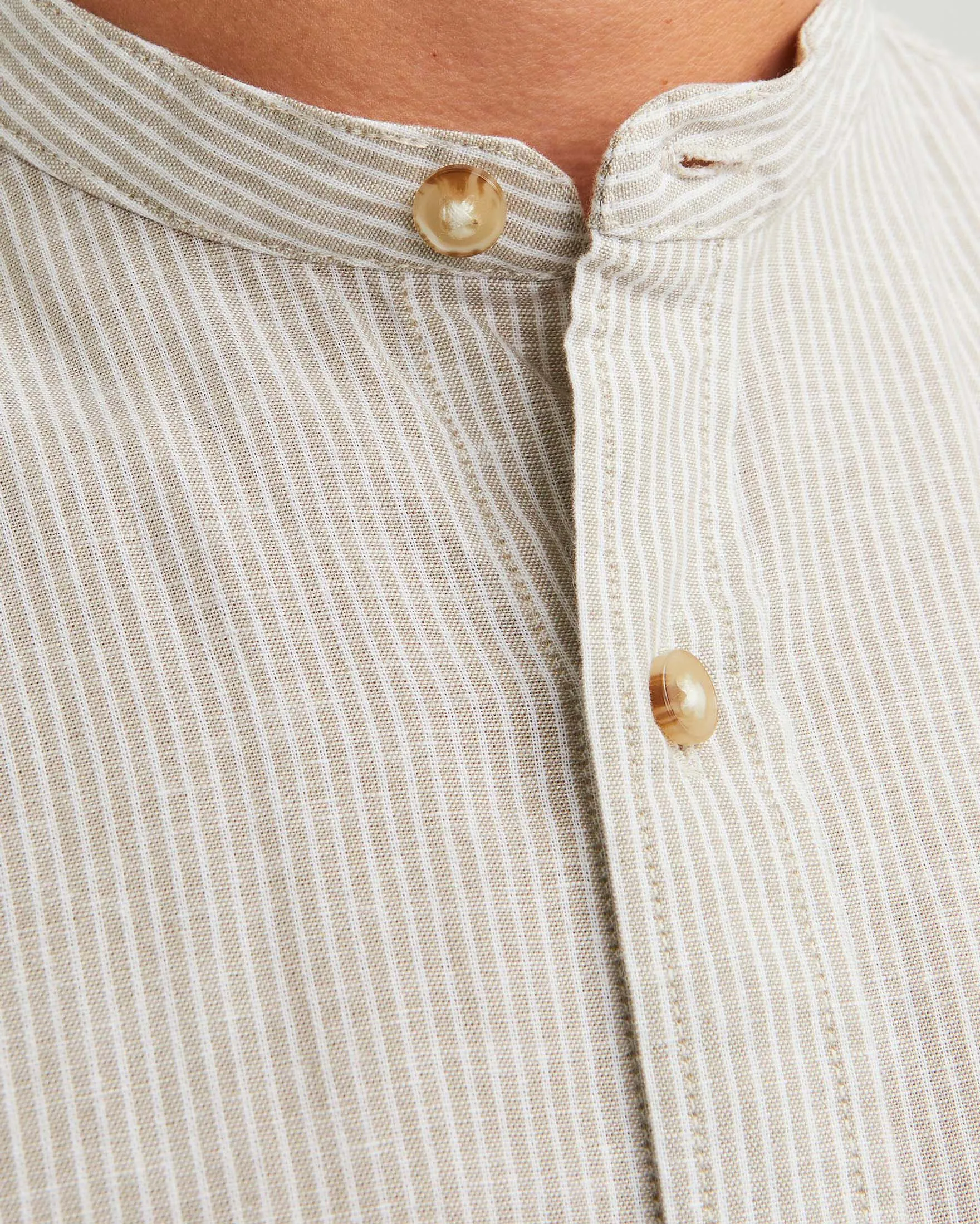 Camicia beige a righe bianche in cotone e lino comfort-fit con colletto alla coreana