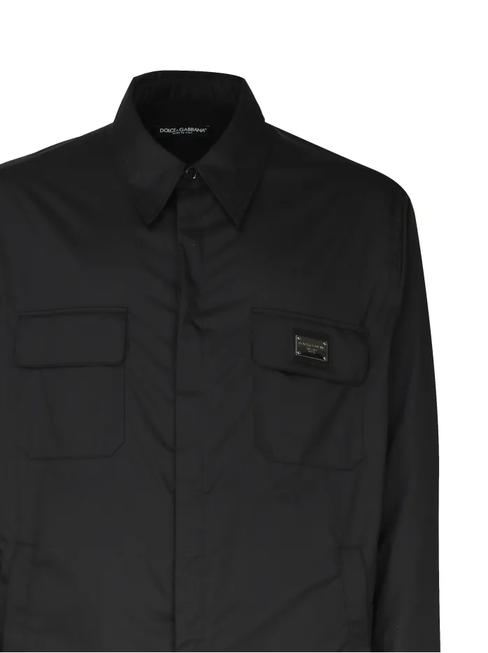 CAMICIA IN TESSUTO SEMILUCIDO E TARGHETTA CON LOGO