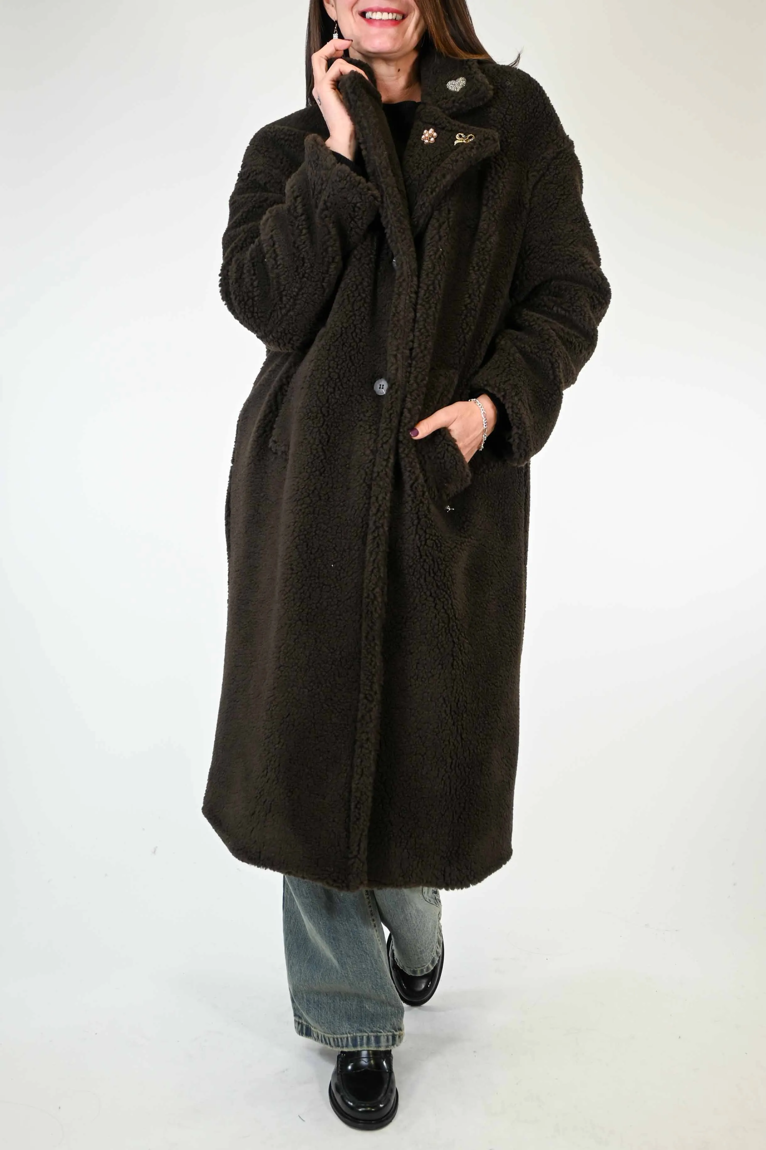 CAPPOTTO AD ORSETTO CON SPILLE COLOR MORO