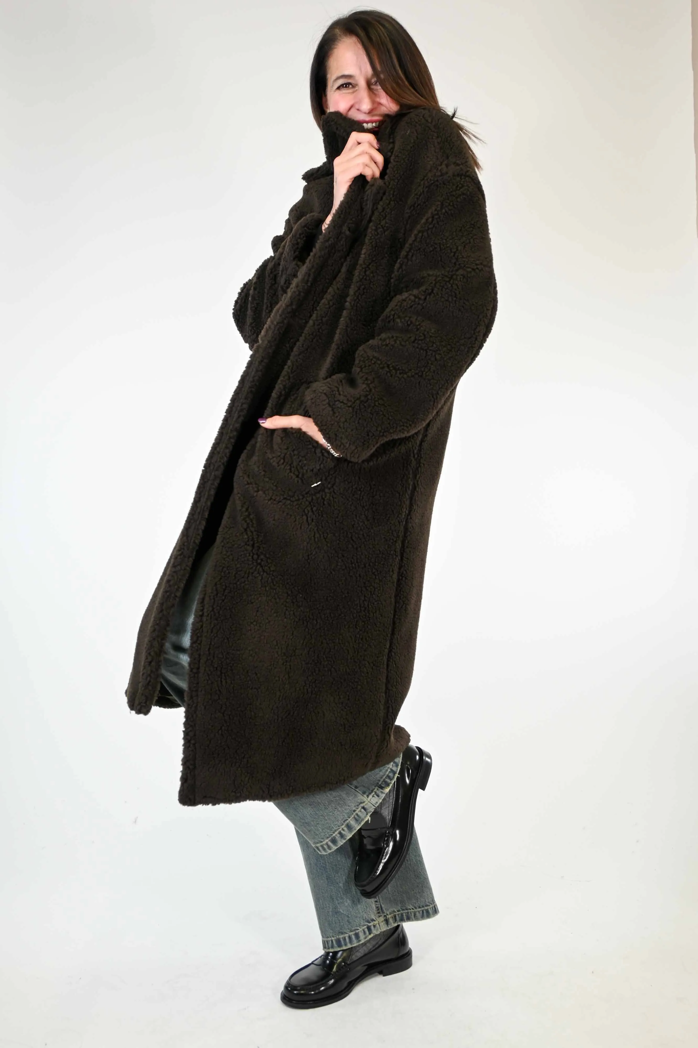 CAPPOTTO AD ORSETTO CON SPILLE COLOR MORO