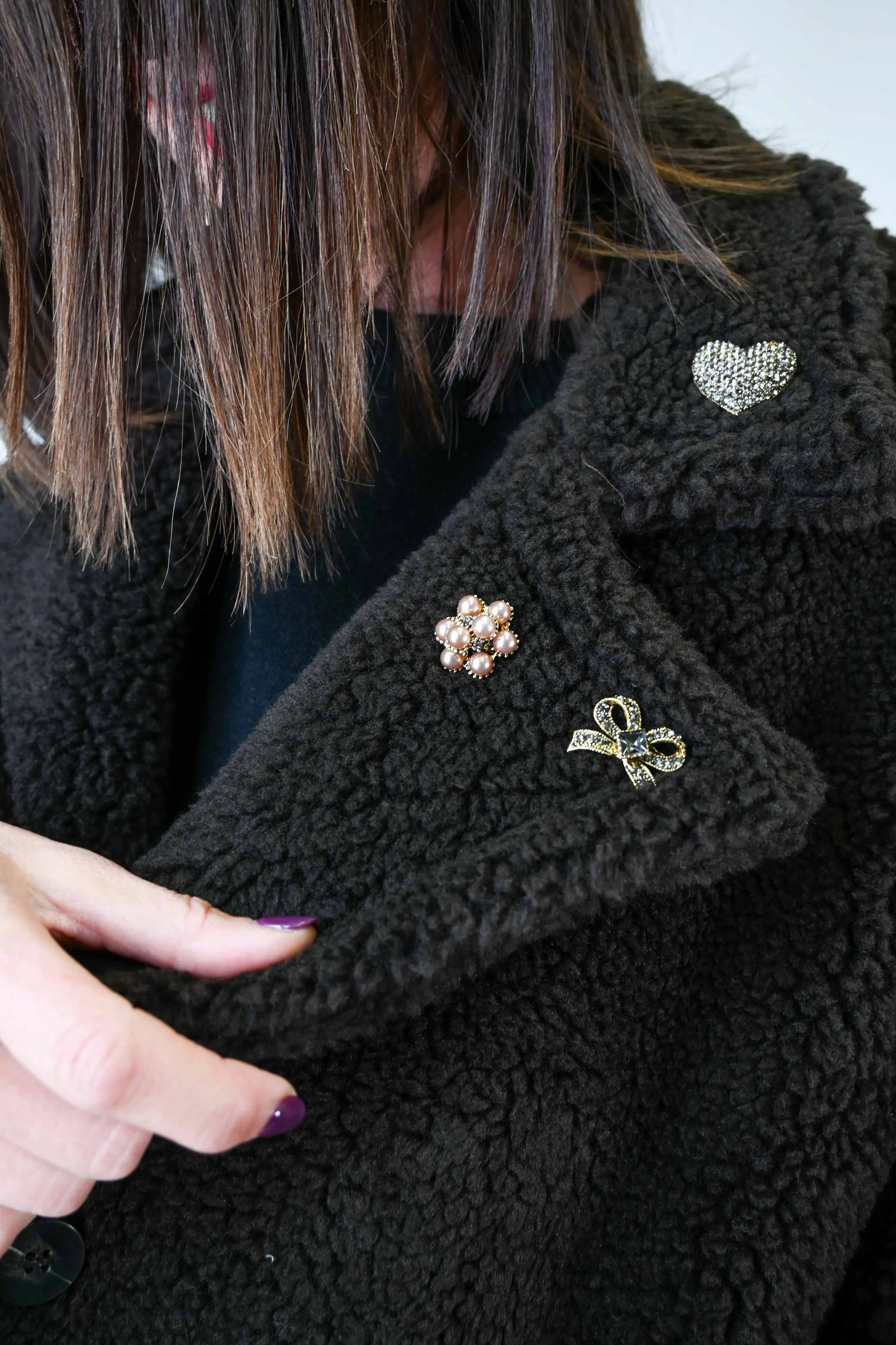 CAPPOTTO AD ORSETTO CON SPILLE COLOR MORO