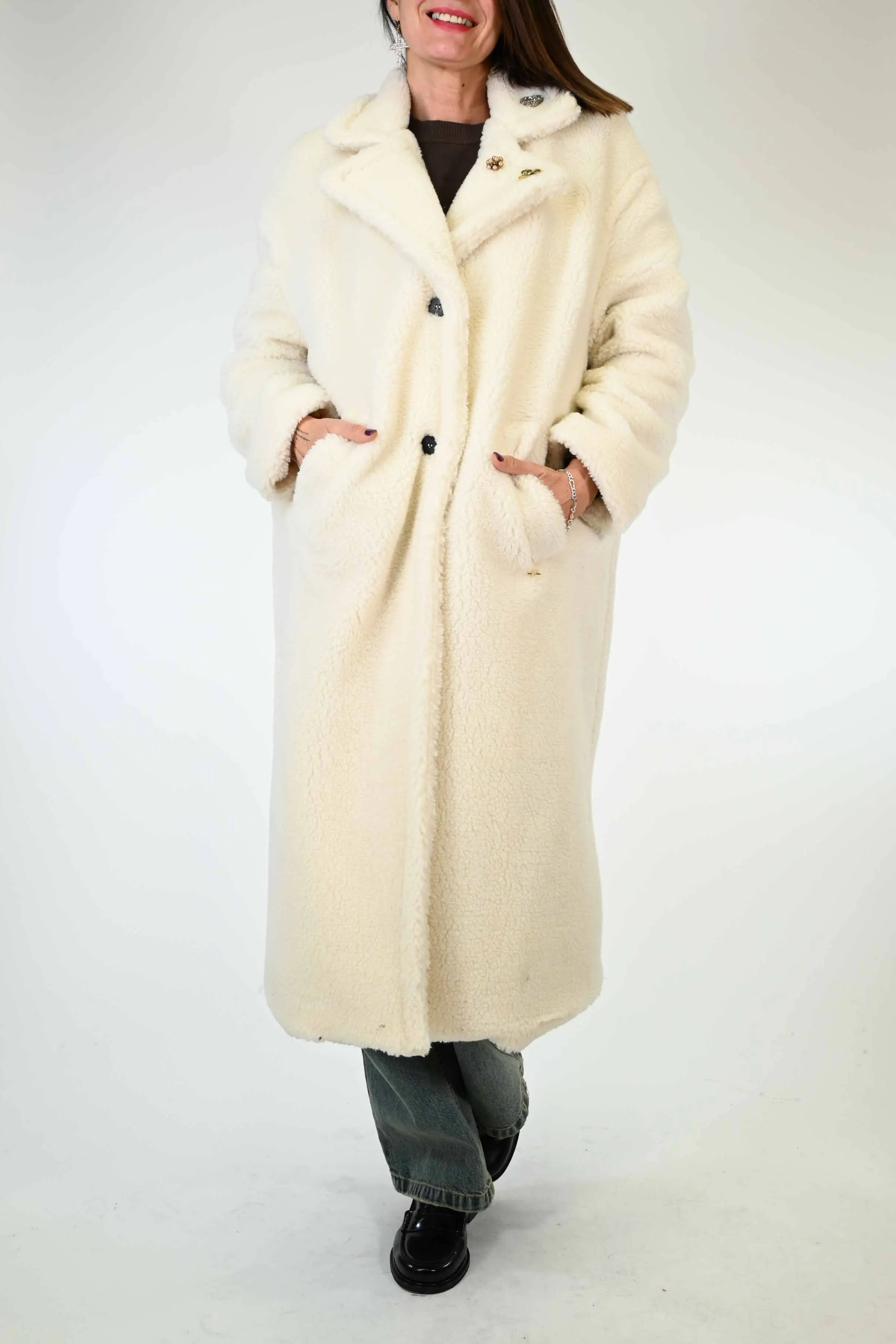 CAPPOTTO AD ORSETTO CON SPILLE COLOR PANNA