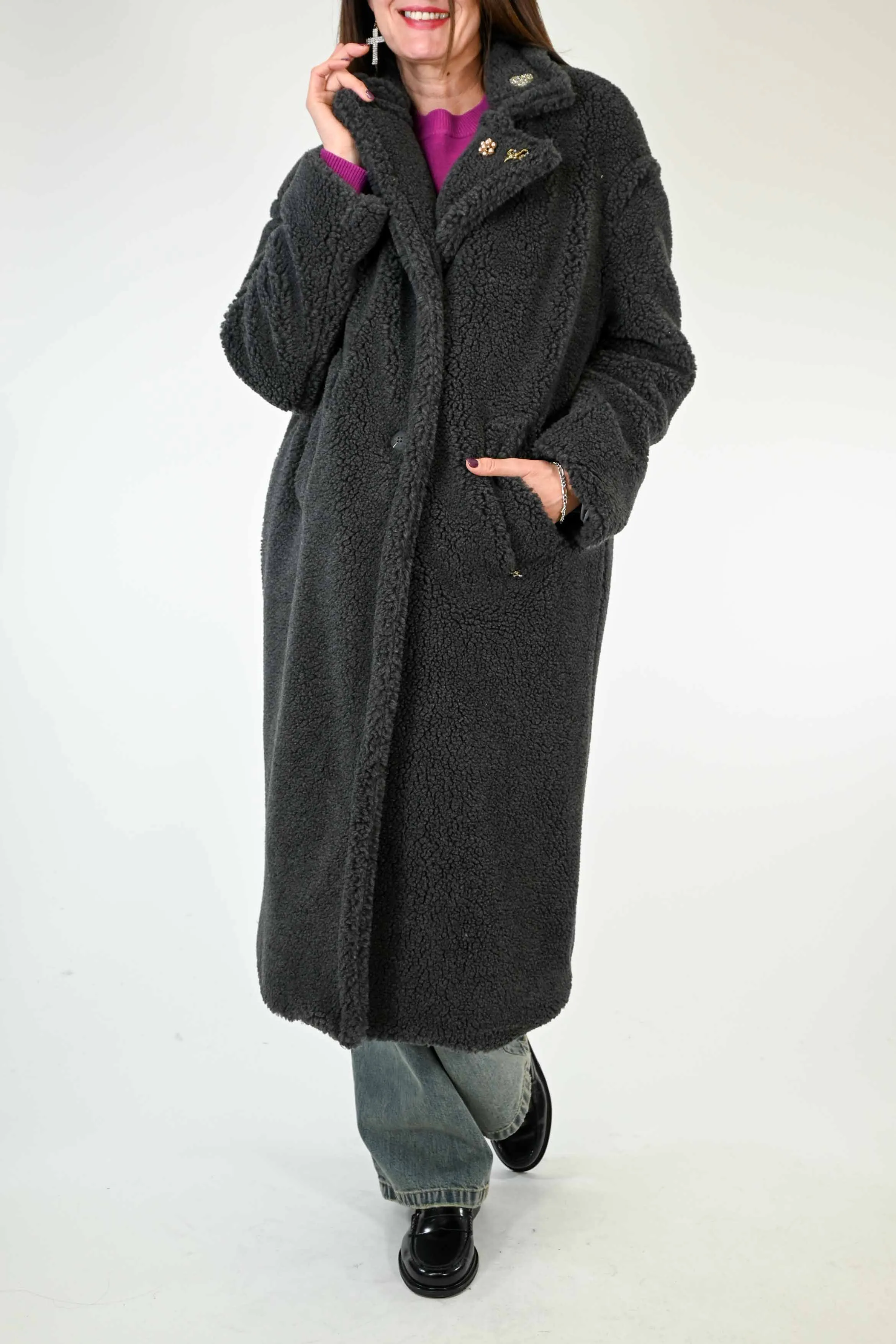 CAPPOTTO AD ORSETTO CON SPILLE COLOR PIOMBO