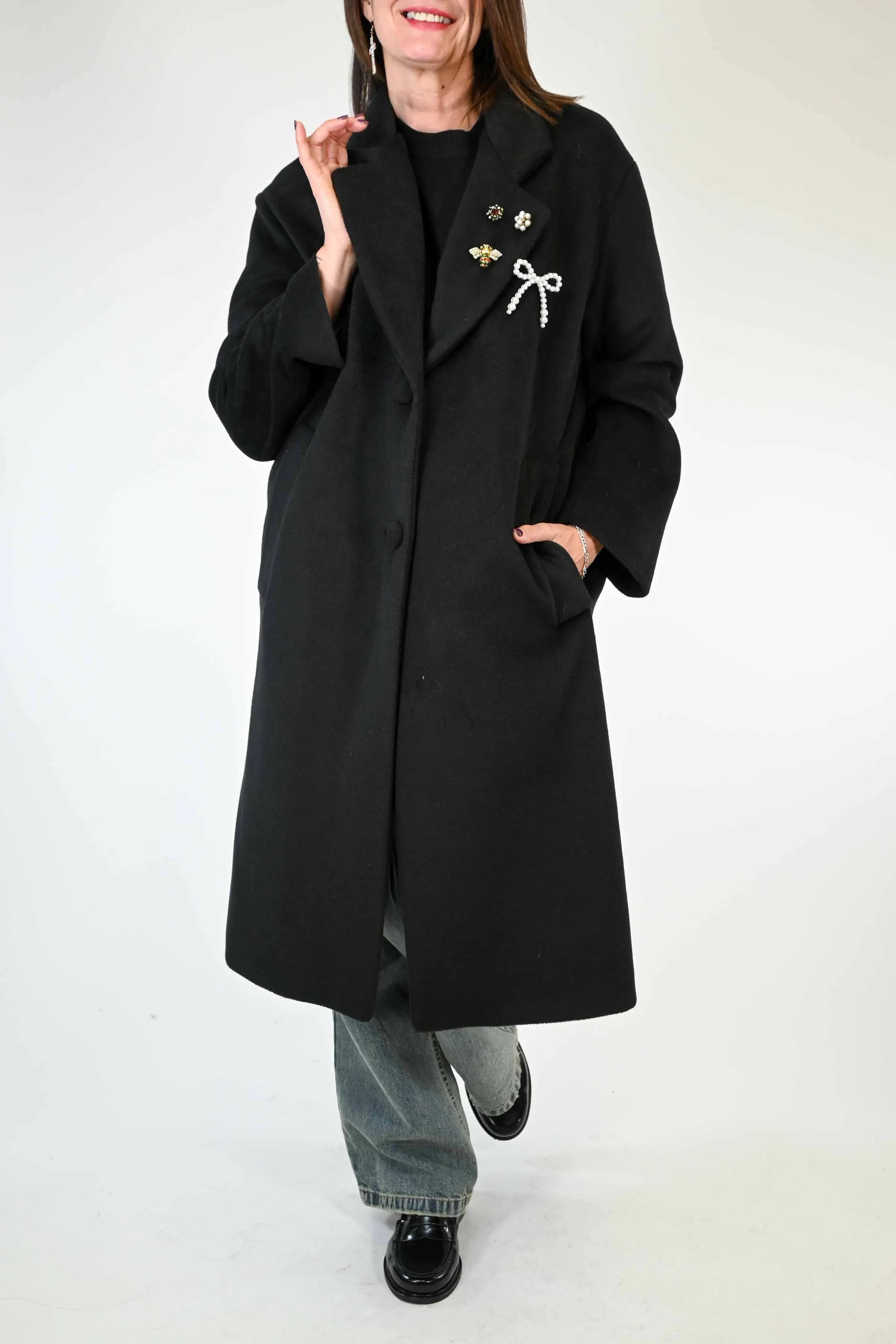 CAPPOTTO DUE BOTTONI CON SPILLE COLOR NERO