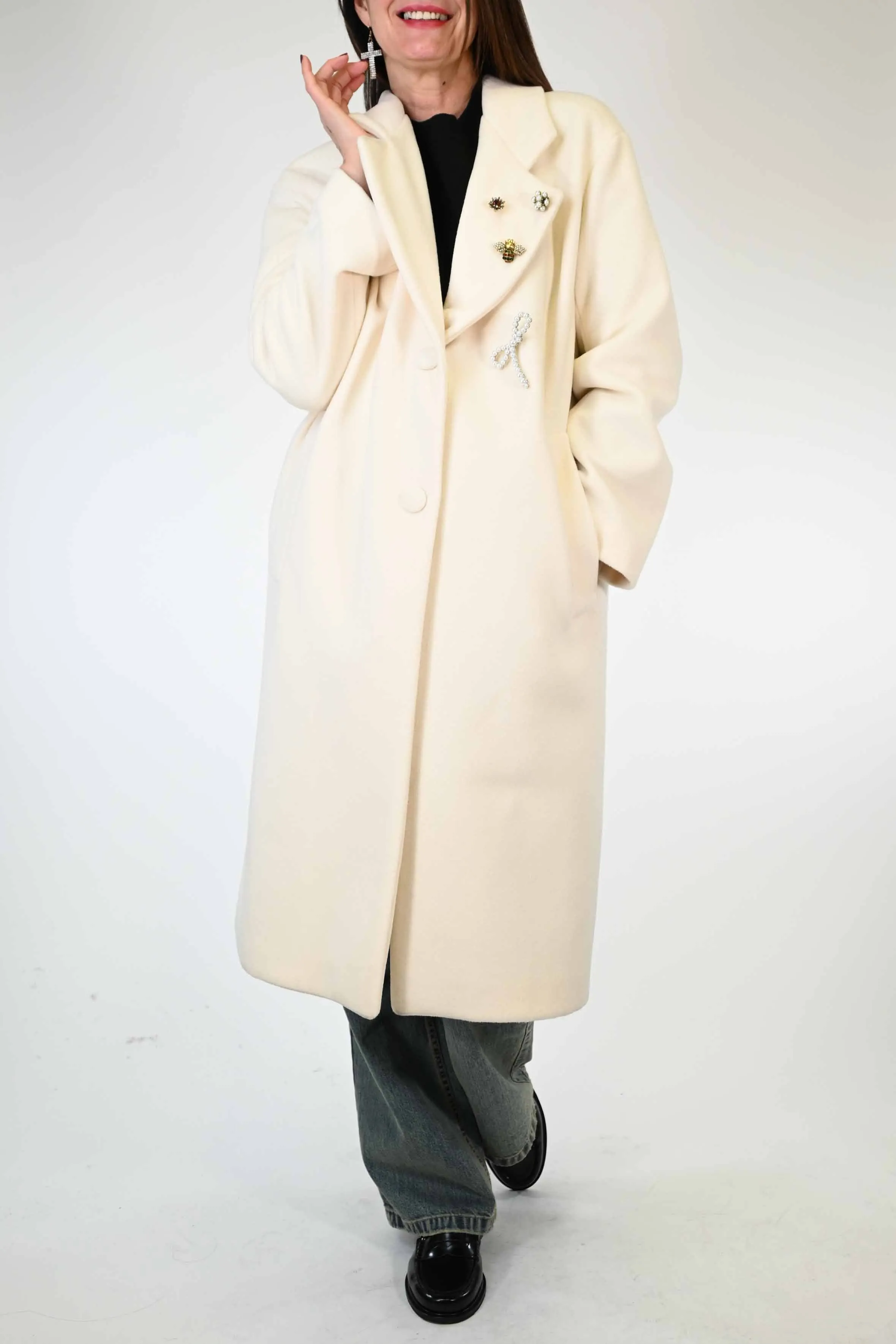 CAPPOTTO DUE BOTTONI CON SPILLE COLOR PANNA