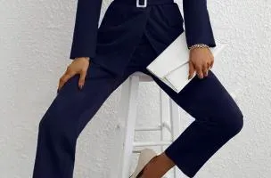 Completo giacca e pantaloni eleganti, blu scuro