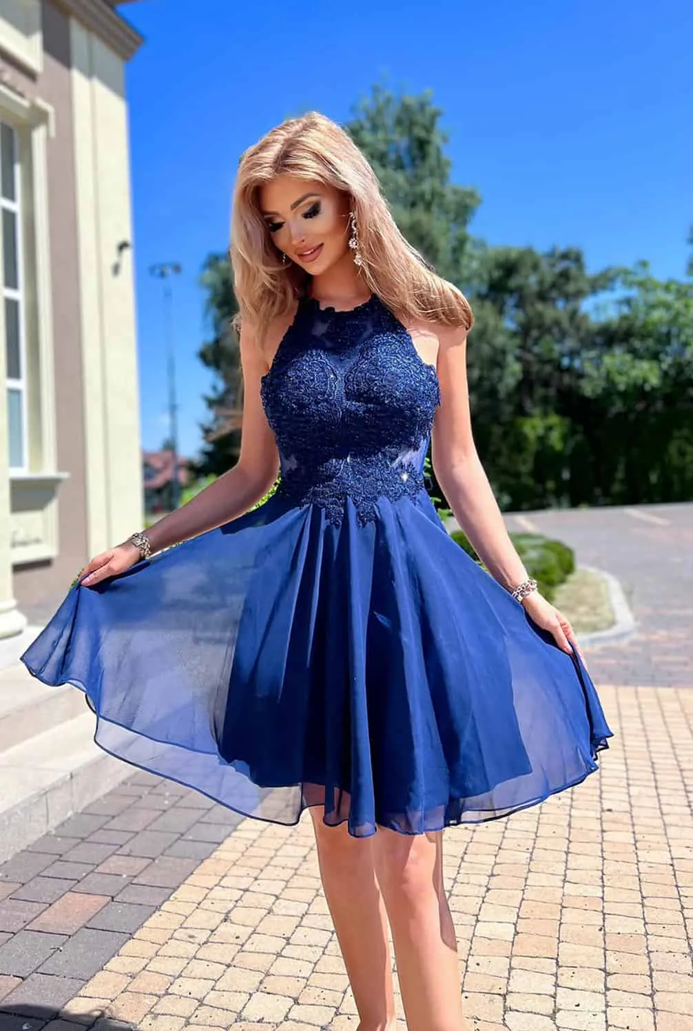 Elegante abito svasato con la schiena scoperta