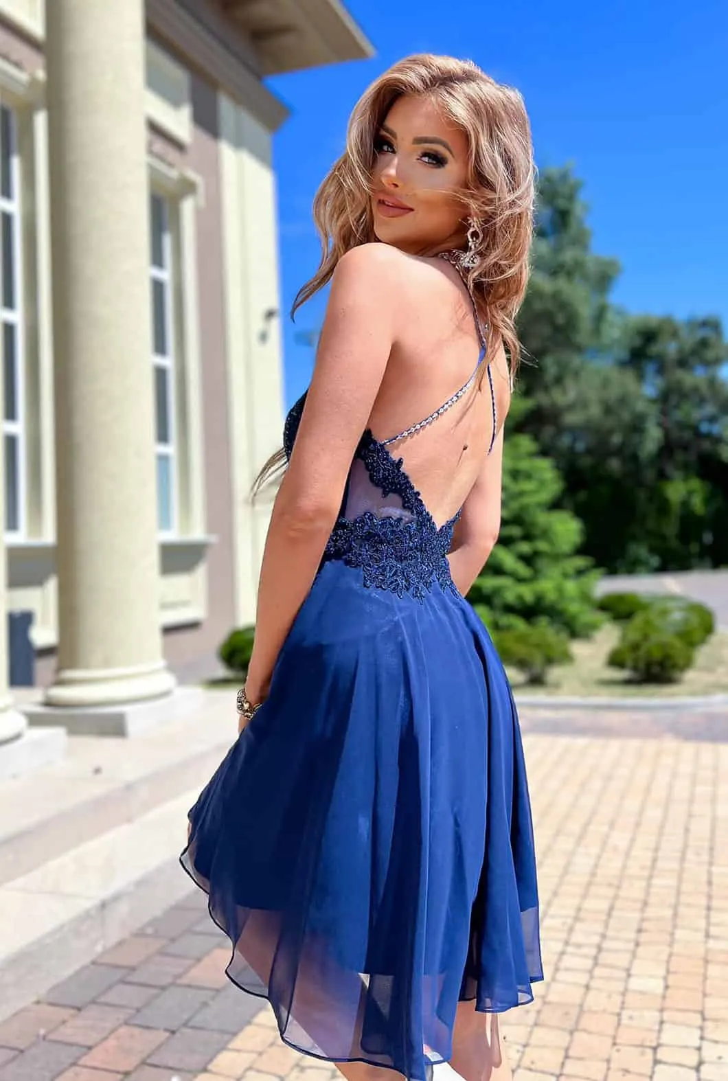 Elegante abito svasato con la schiena scoperta