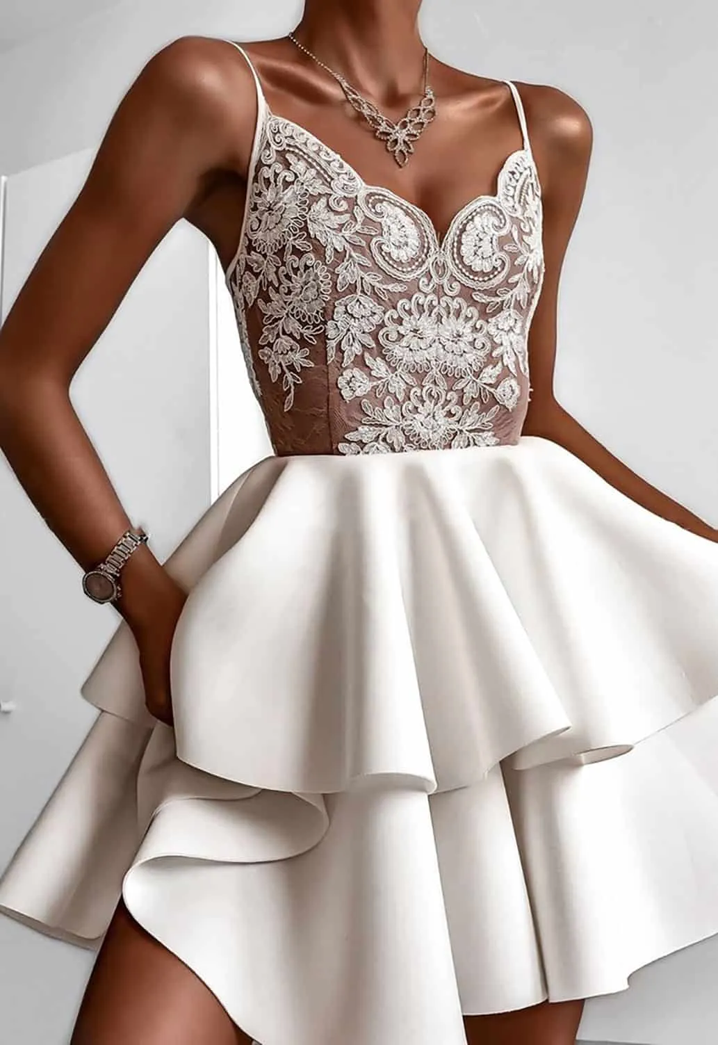 Elegante abito svasato in tessuto scuba e tulle ricamato (corpino con fodera beige)