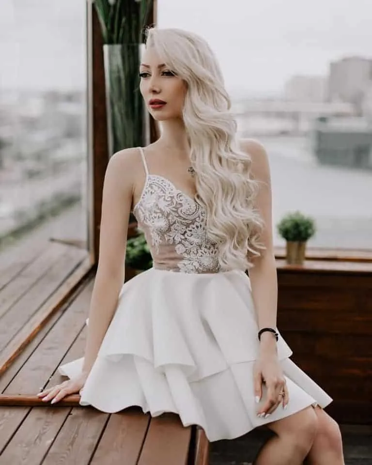 Elegante abito svasato in tessuto scuba e tulle ricamato (corpino con fodera beige)