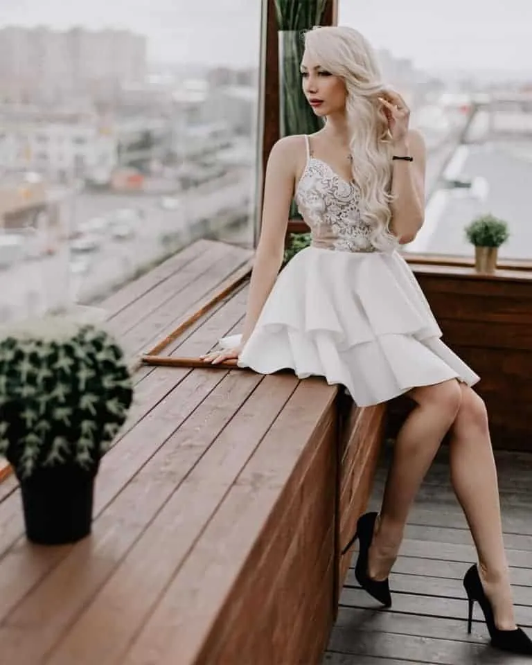 Elegante abito svasato in tessuto scuba e tulle ricamato (corpino con fodera beige)