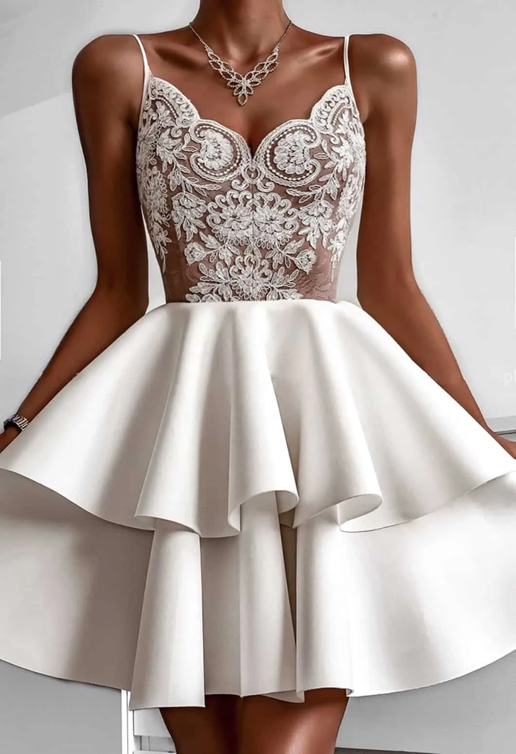 Elegante abito svasato in tessuto scuba e tulle ricamato (corpino con fodera beige)
