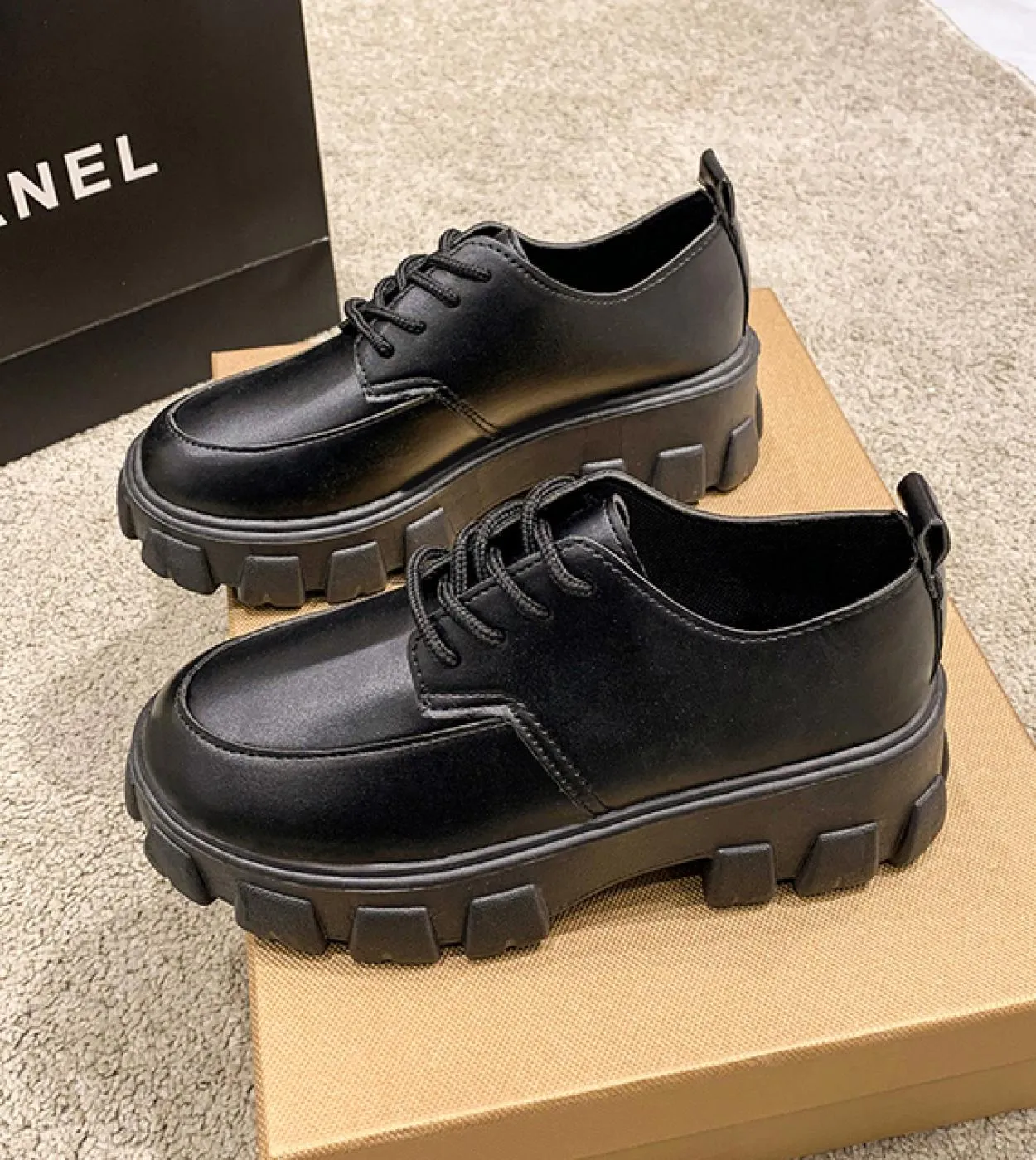 Hot Classic Black Platform Oxford Shoes Mocassini da donna Summer Autumn Casual Lace Up Flats Ladies Punk Gothic Leather Chun