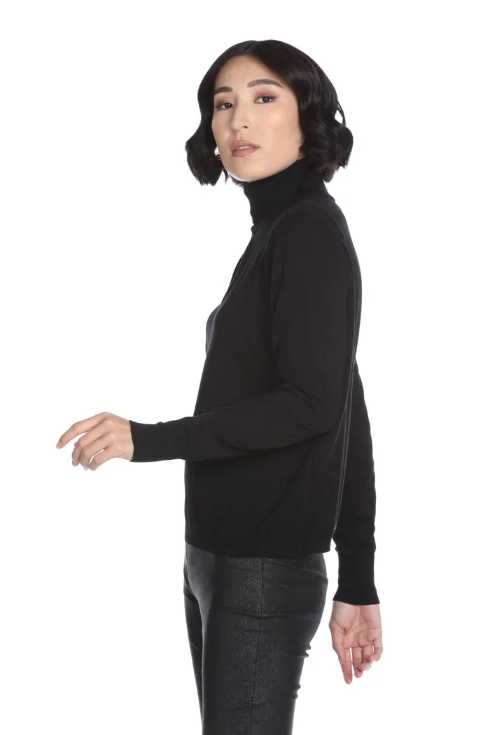 Maglia CIRALS collo alto manica lunga con apertura davanti più spilla gros grain