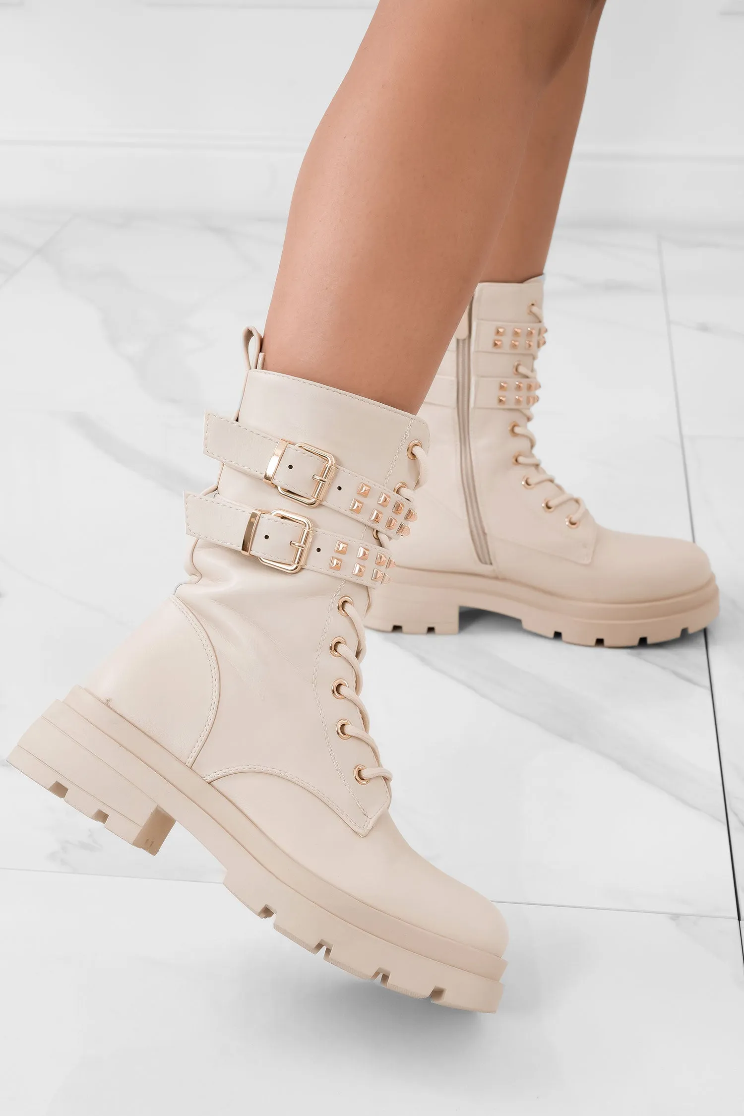 NEVIA - Stivaletti anfibi beige con borchie e fibbie