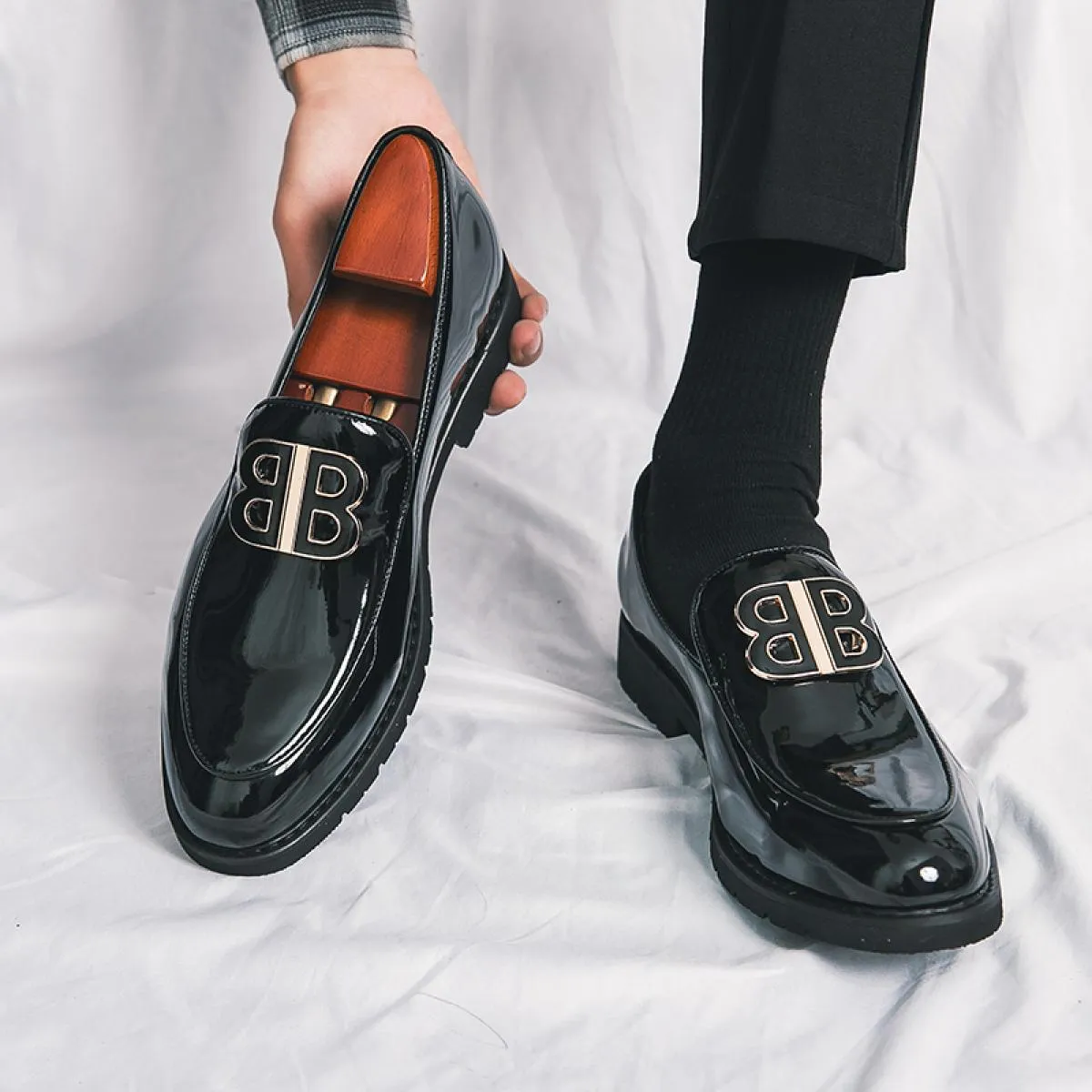 Nuovi mocassini neri da uomo scarpe in pelle verniciata slip traspiranti su scarpe casual solide fatte a mano spedizione gratuit