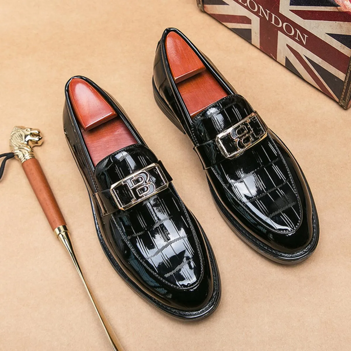 Nuovi mocassini neri da uomo scarpe in pelle verniciata slip traspiranti su scarpe casual solide fatte a mano spedizione gratuit