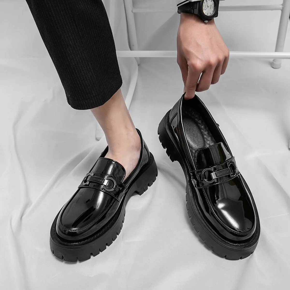 Nuovi mocassini neri Scarpe da uomo in pelle verniciata traspirante Silp su scarpe casual solide fatte a mano Spedizione gratuit