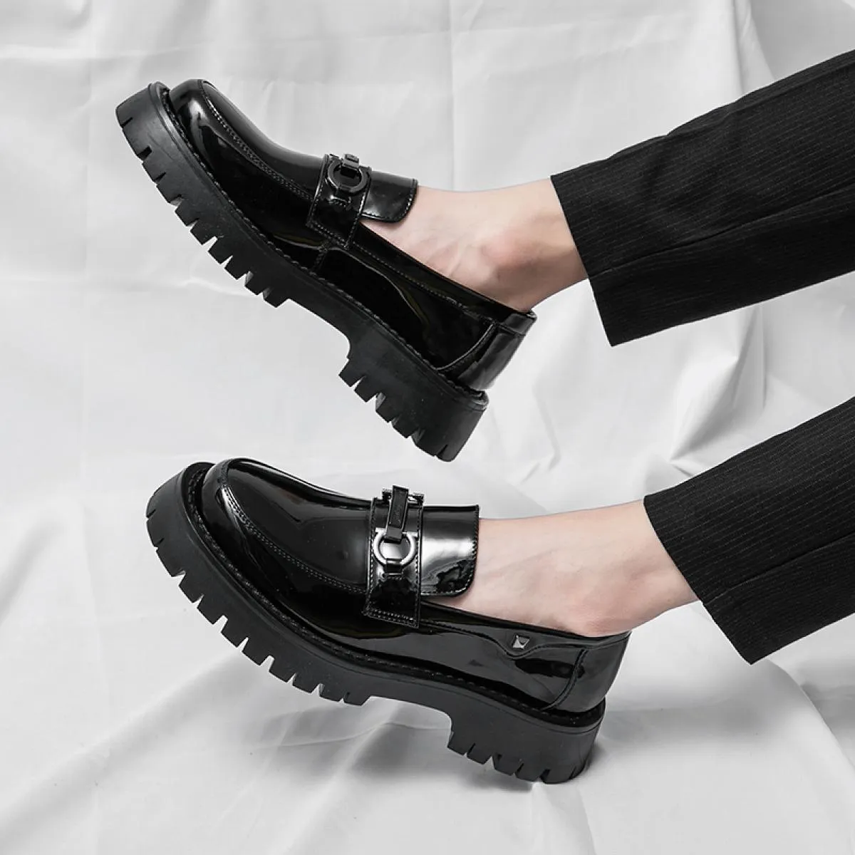 Nuovi mocassini neri Scarpe da uomo in pelle verniciata traspirante Silp su scarpe casual solide fatte a mano Spedizione gratuit