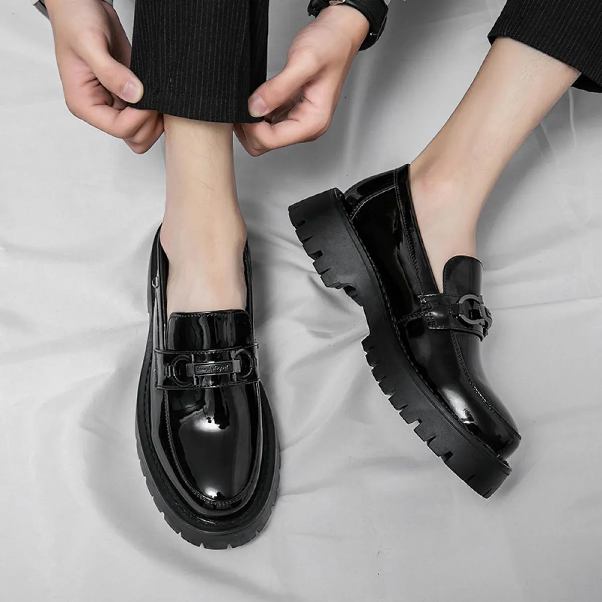 Nuovi mocassini neri Scarpe da uomo in pelle verniciata traspirante Silp su scarpe casual solide fatte a mano Spedizione gratuit