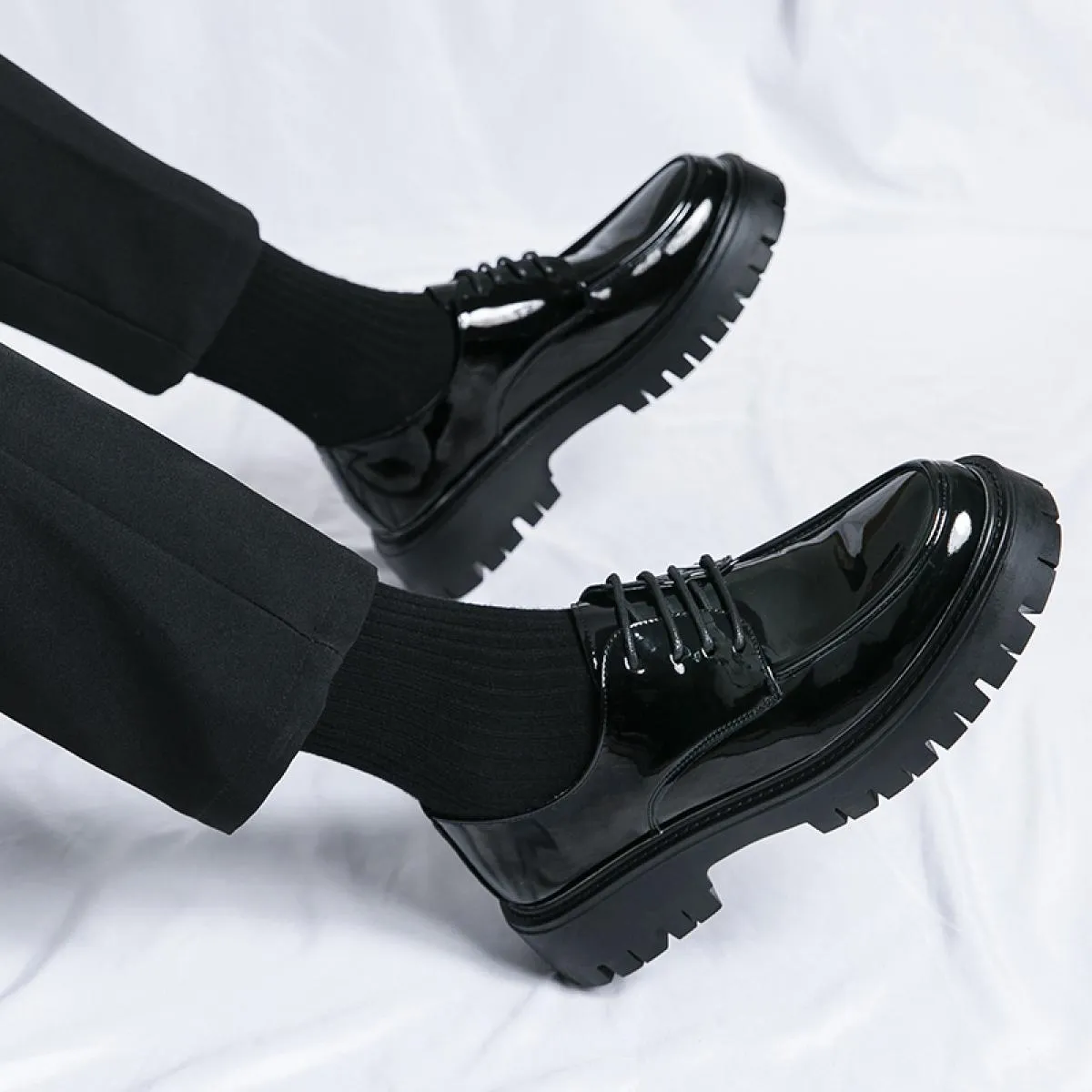 Nuovi mocassini neri scarpe in pelle verniciata da uomo scarpe casual solide traspiranti scarpe eleganti da uomo fatte a mano