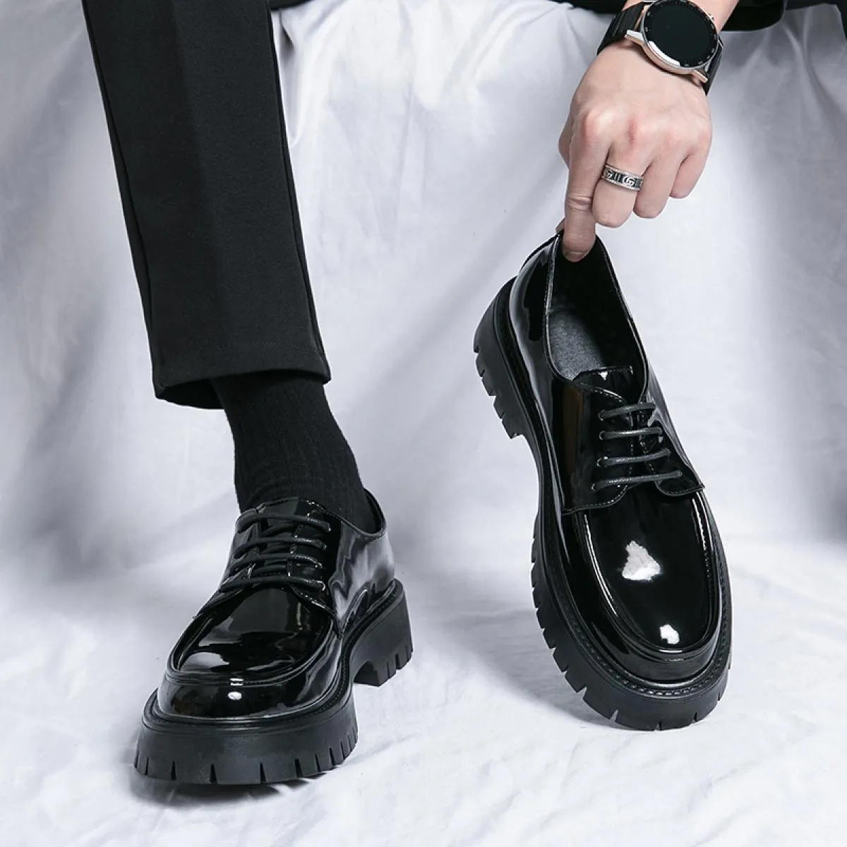 Nuovi mocassini neri scarpe in pelle verniciata da uomo scarpe casual solide traspiranti scarpe eleganti da uomo fatte a mano