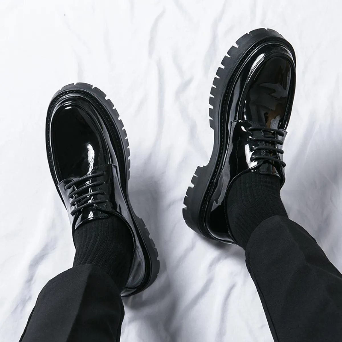 Nuovi mocassini neri scarpe in pelle verniciata da uomo scarpe casual solide traspiranti scarpe eleganti da uomo fatte a mano
