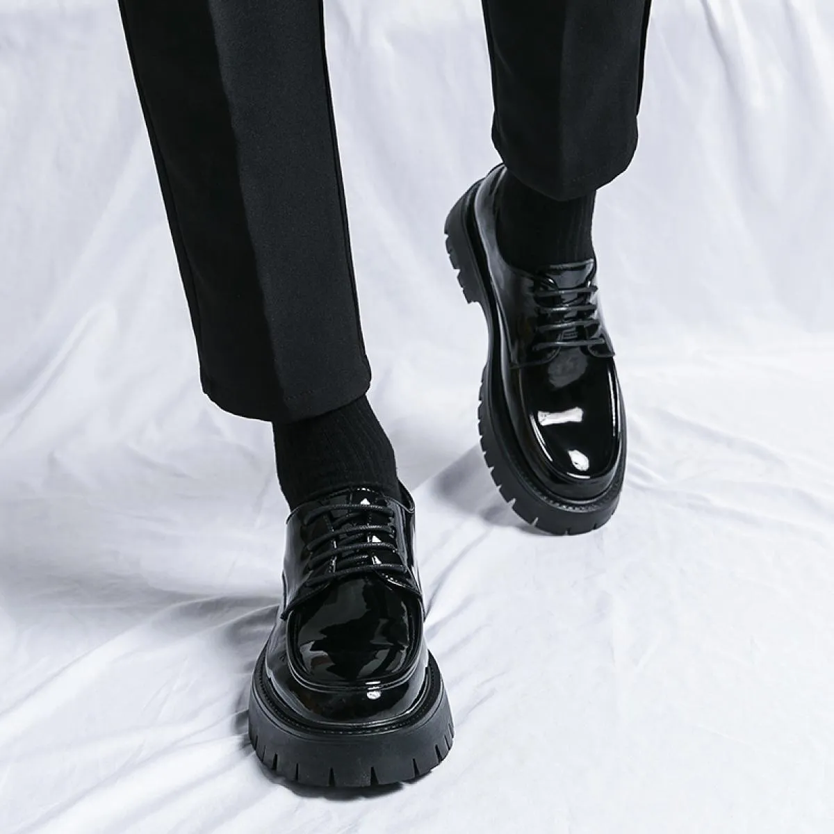 Nuovi mocassini neri scarpe in pelle verniciata da uomo scarpe casual solide traspiranti scarpe eleganti da uomo fatte a mano