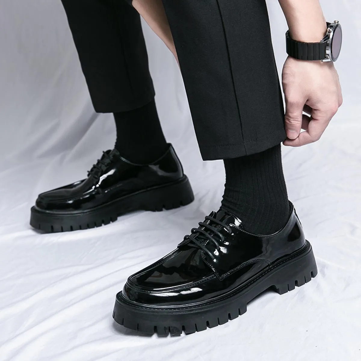 Nuovi mocassini neri scarpe in pelle verniciata da uomo scarpe casual solide traspiranti scarpe eleganti da uomo fatte a mano