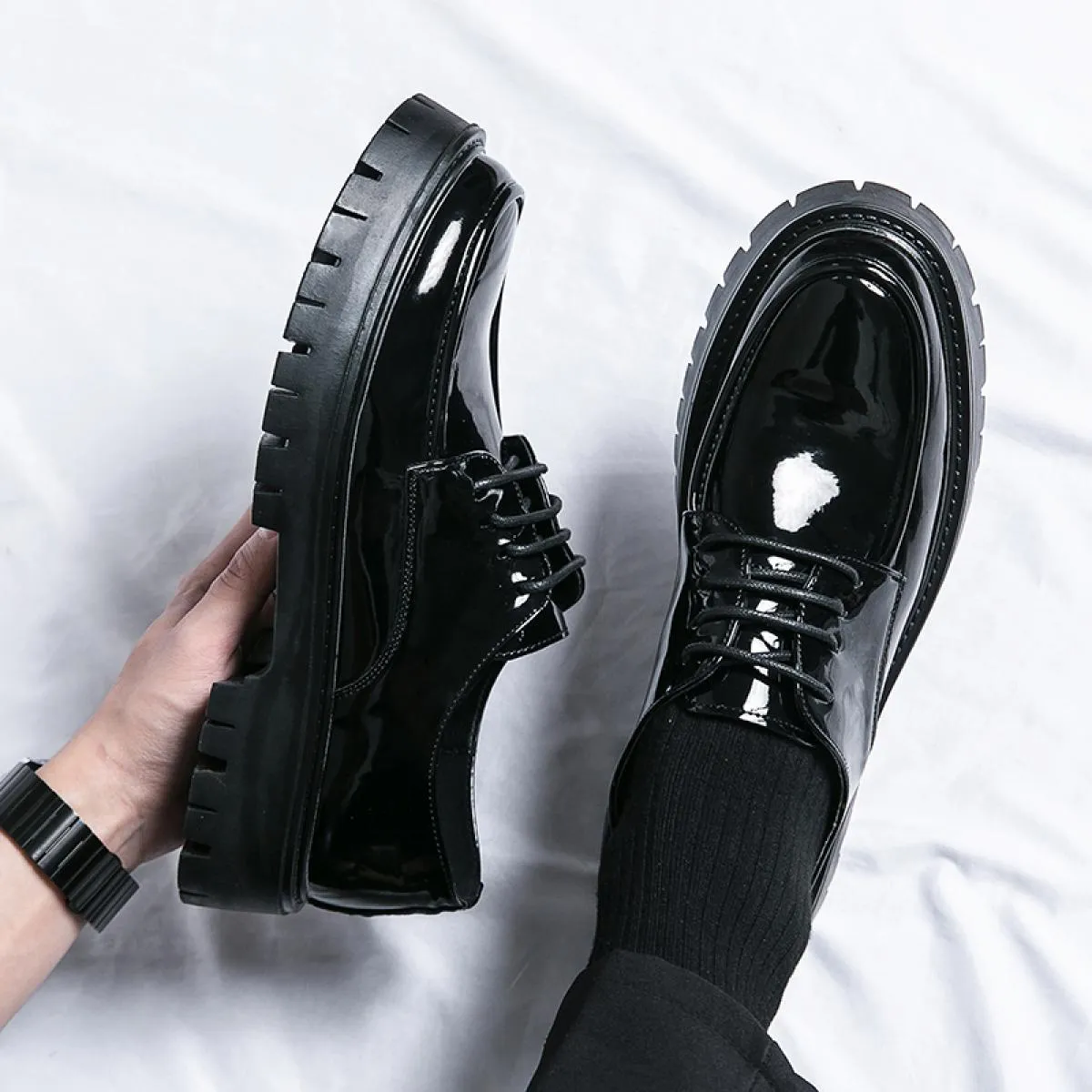 Nuovi mocassini neri scarpe in pelle verniciata da uomo scarpe casual solide traspiranti scarpe eleganti da uomo fatte a mano