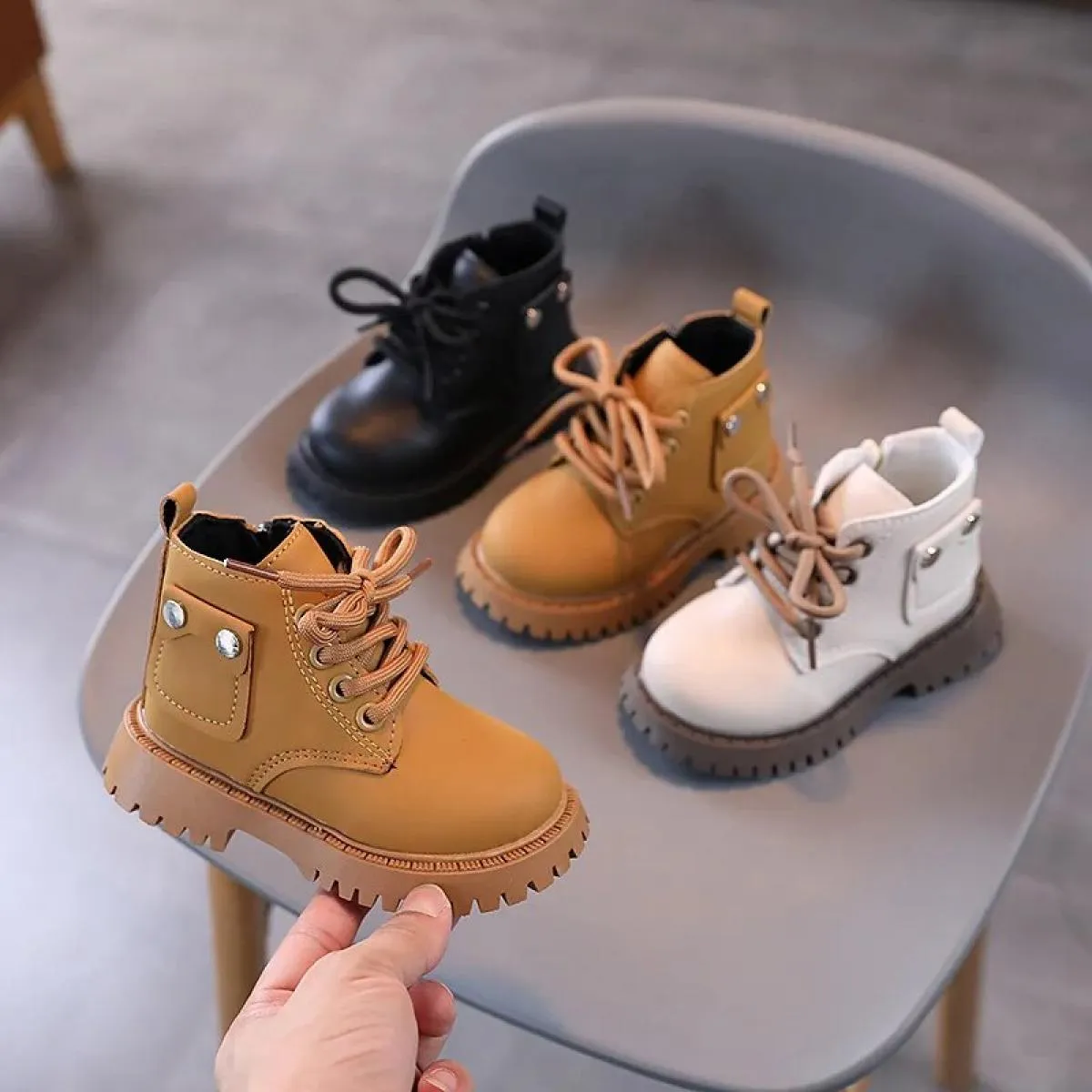 Nuovi stivali per bambini Stivaletti con rivetti in pelle stile britannico Stivaletti impermeabili per ragazze per bambini Moda