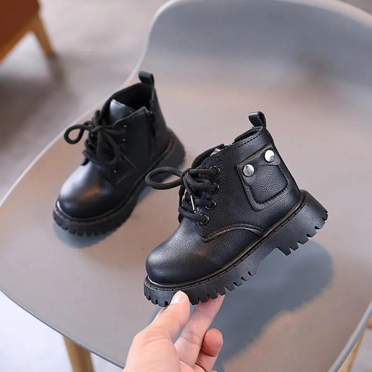 Nuovi stivali per bambini Stivaletti con rivetti in pelle stile britannico Stivaletti impermeabili per ragazze per bambini Moda