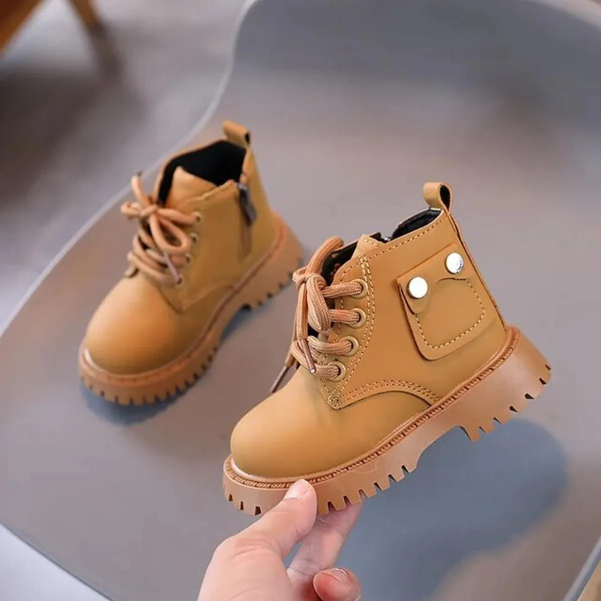 Nuovi stivali per bambini Stivaletti con rivetti in pelle stile britannico Stivaletti impermeabili per ragazze per bambini Moda