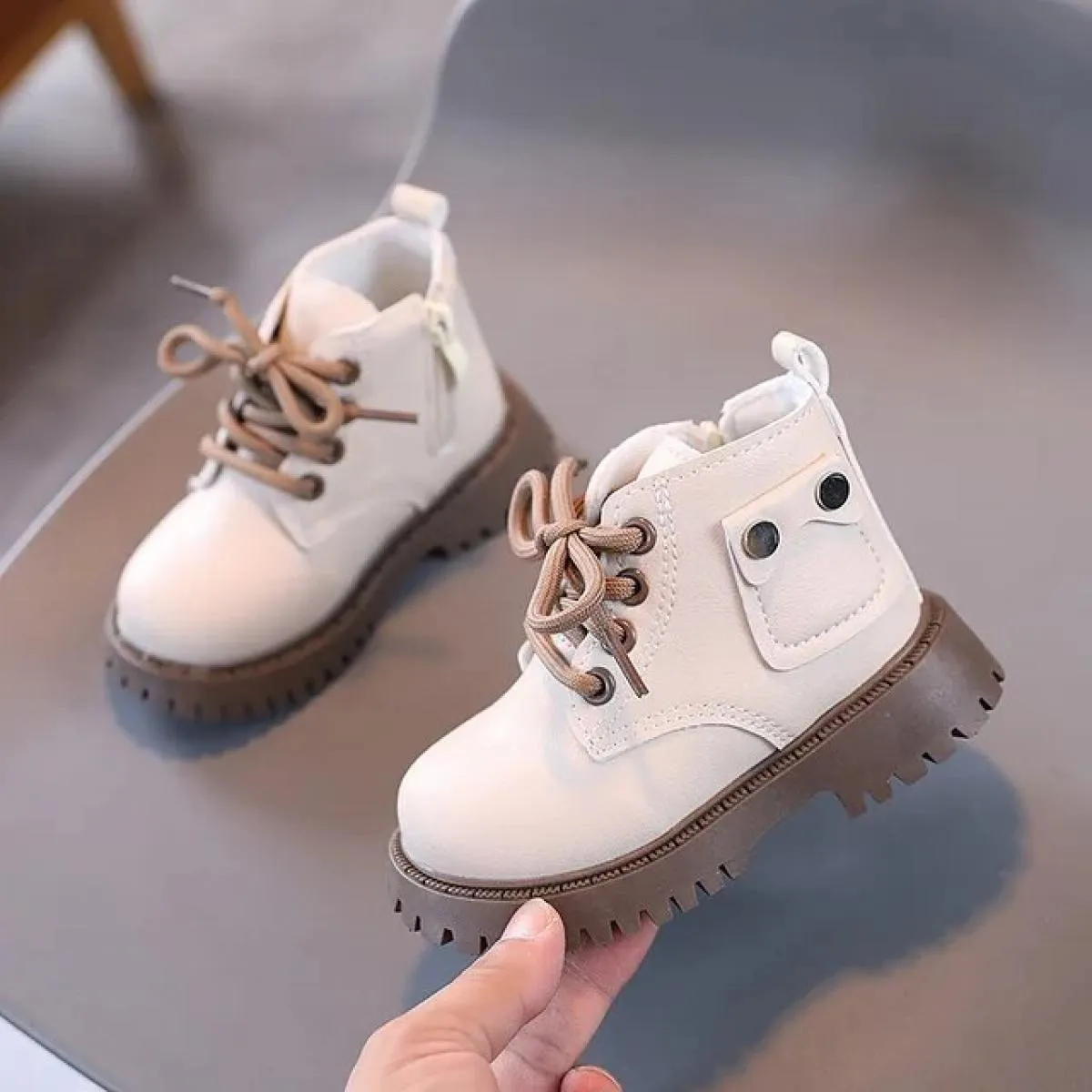 Nuovi stivali per bambini Stivaletti con rivetti in pelle stile britannico Stivaletti impermeabili per ragazze per bambini Moda