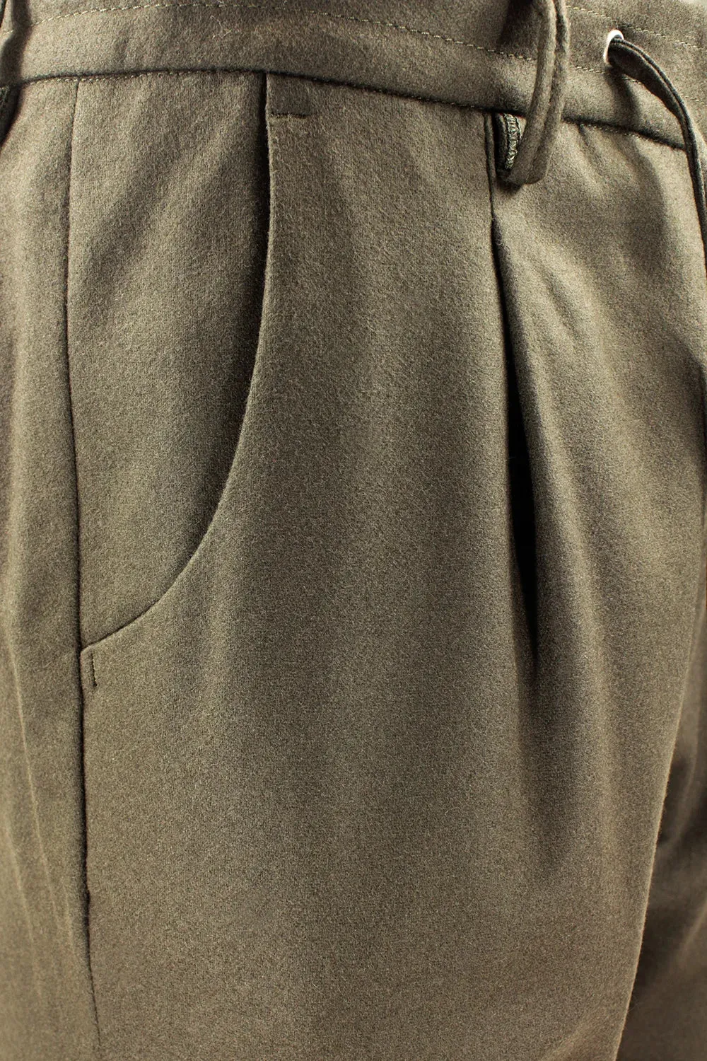   Pantalone con pince e coulisse in lana verde oliva