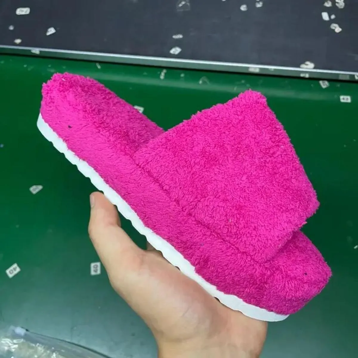 Pantofole da donna con suola spessa di marca di lusso Pantofole da donna in velluto a coste verde Capispalla piatti da donna Inf