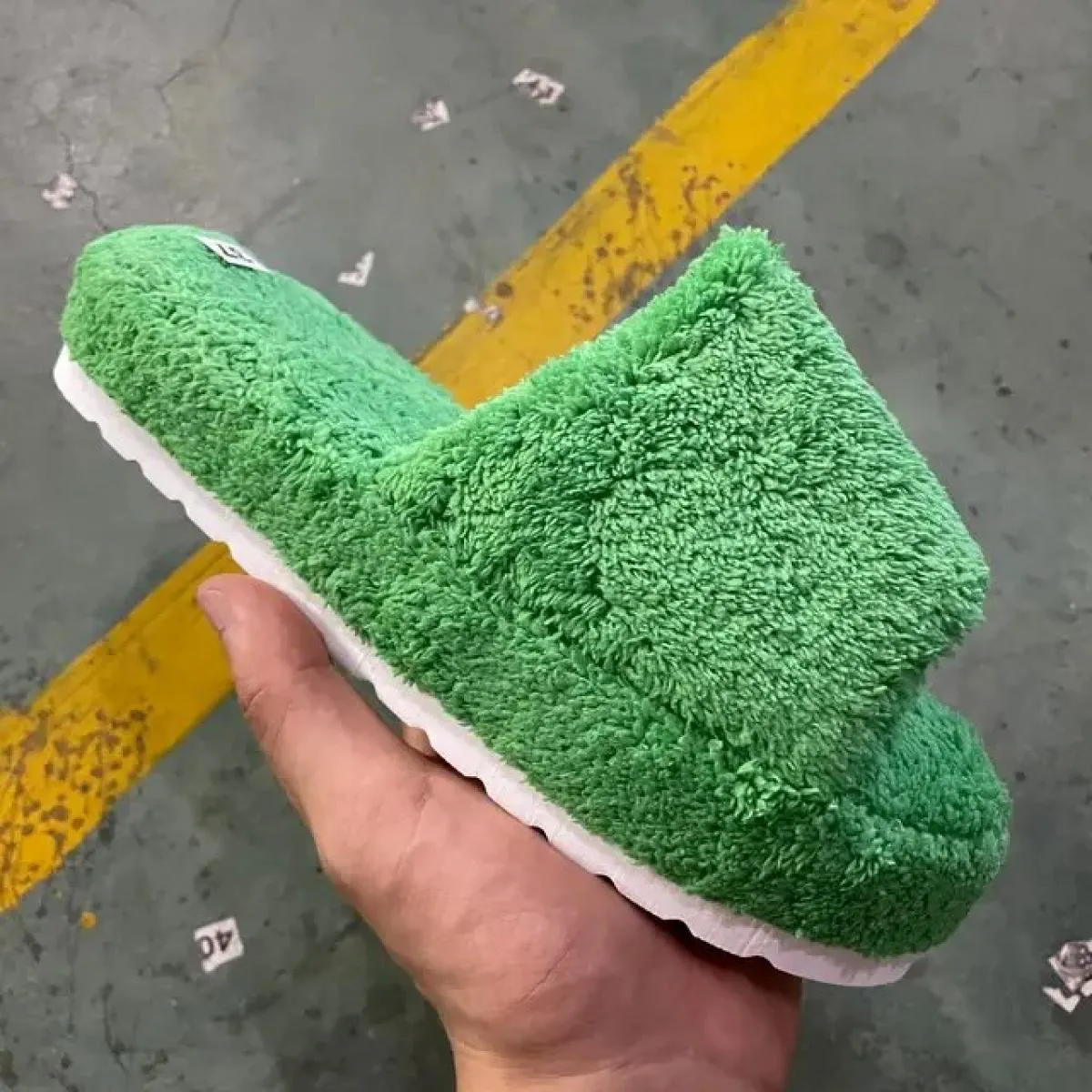 Pantofole da donna con suola spessa di marca di lusso Pantofole da donna in velluto a coste verde Capispalla piatti da donna Inf