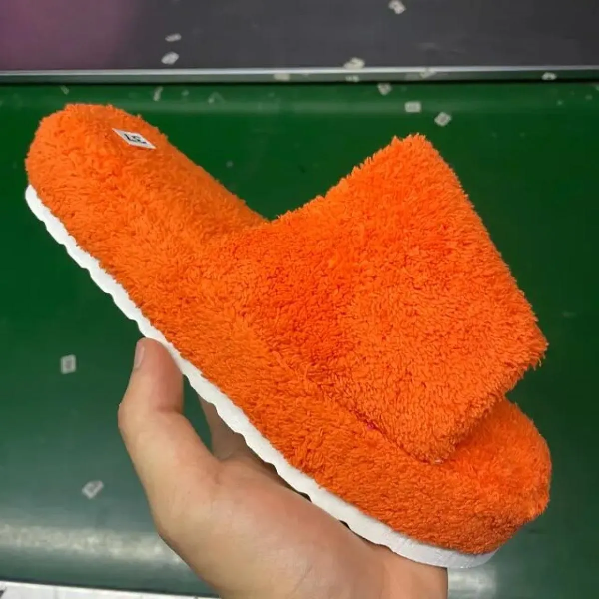 Pantofole da donna con suola spessa di marca di lusso Pantofole da donna in velluto a coste verde Capispalla piatti da donna Inf