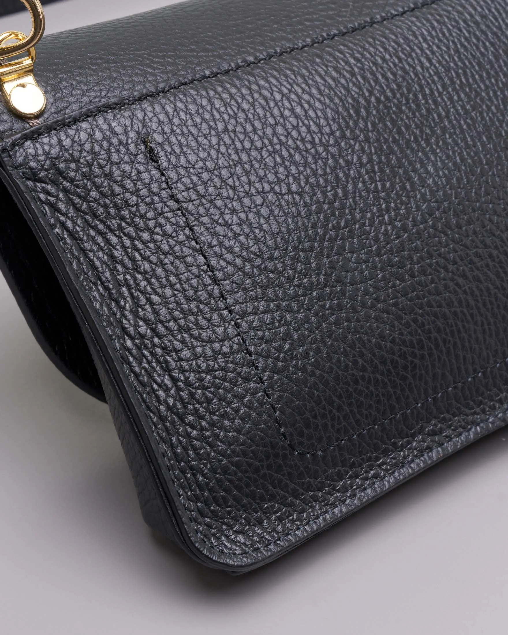 Pochette nera in pelle martellata con chiusura a girello e tracolla removibile