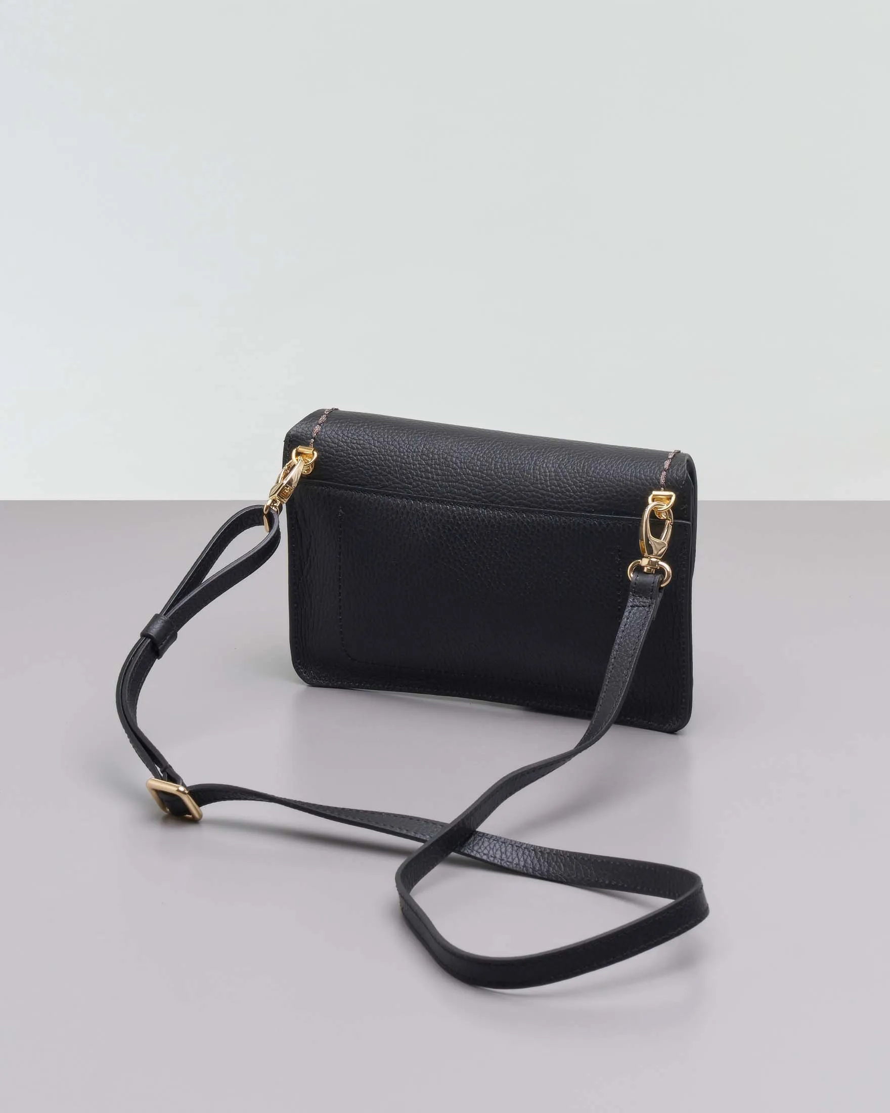 Pochette nera in pelle martellata con chiusura a girello e tracolla removibile