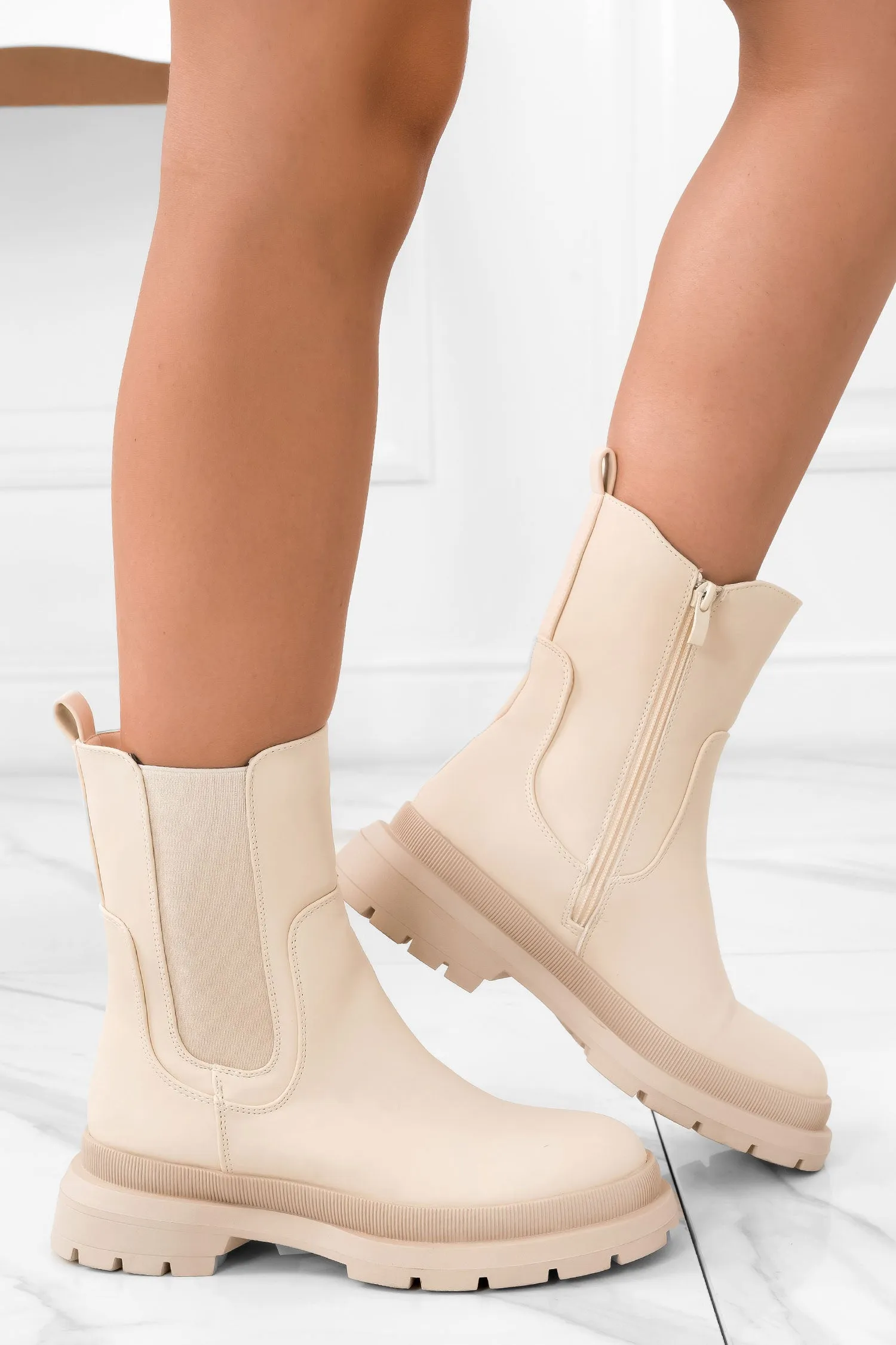 Stivaletti beige in finta pelle con molla laterale