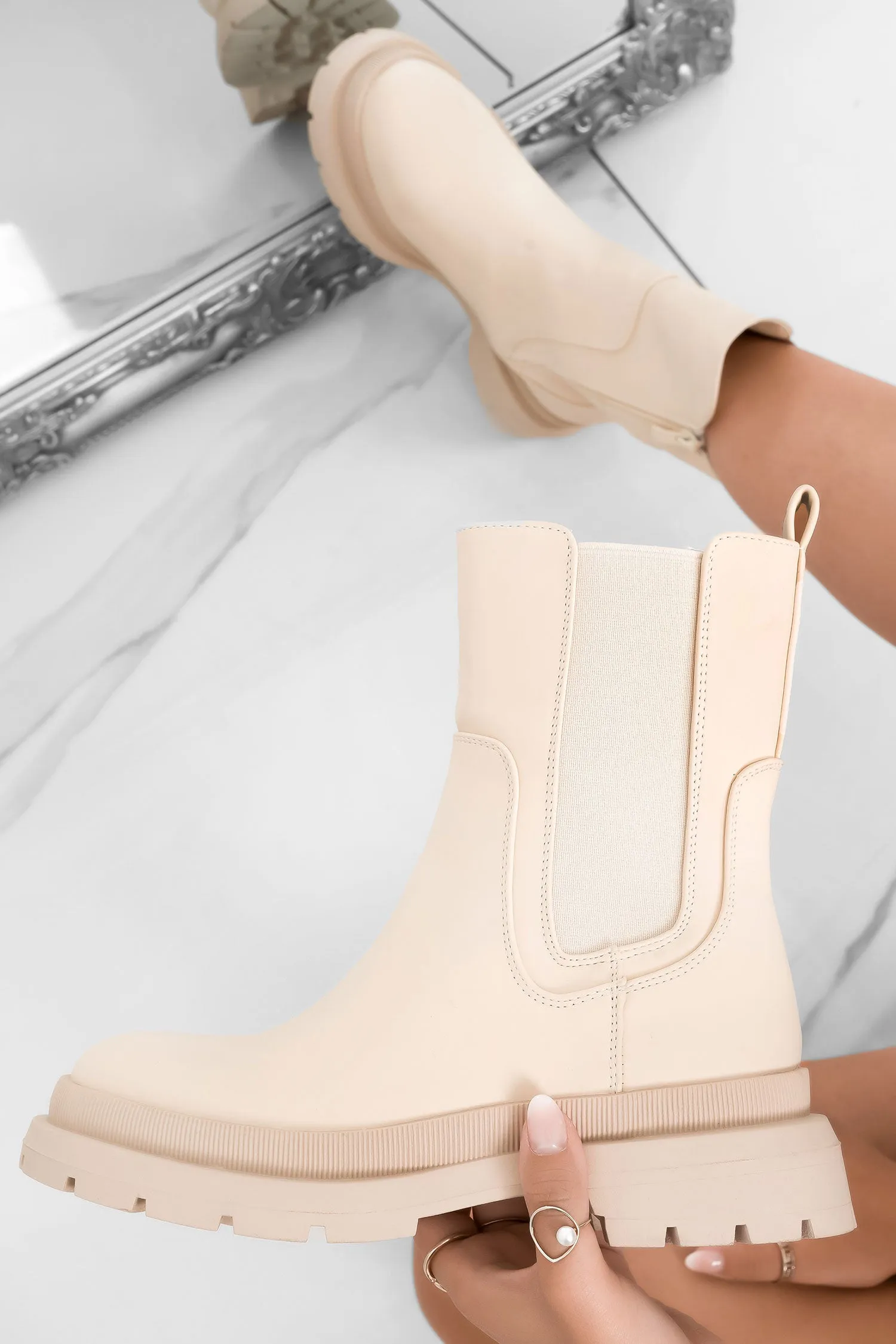 Stivaletti beige in finta pelle con molla laterale