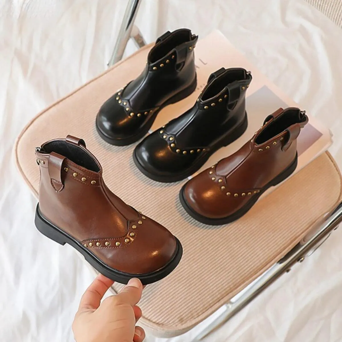 Stivali per bambini Nuovi rivetti alla moda Nero Marrone Stivaletti per bambini Punta tonda Cerniera laterale Stivaletti antisci
